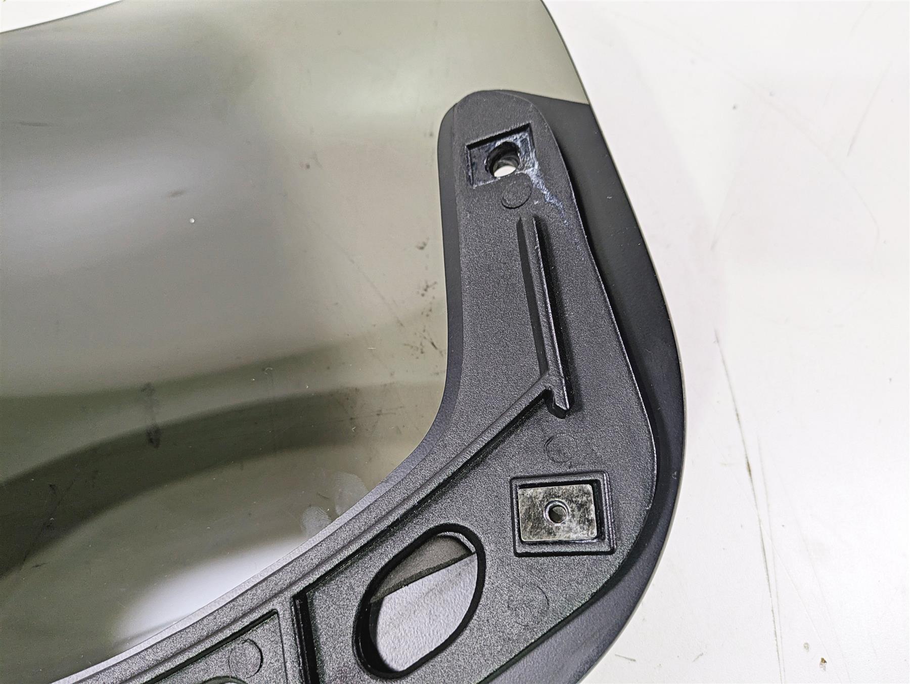 2018 Indian Chieftain Limited Short Windshield Wind Shield & Bracket 2881797 - Image 3