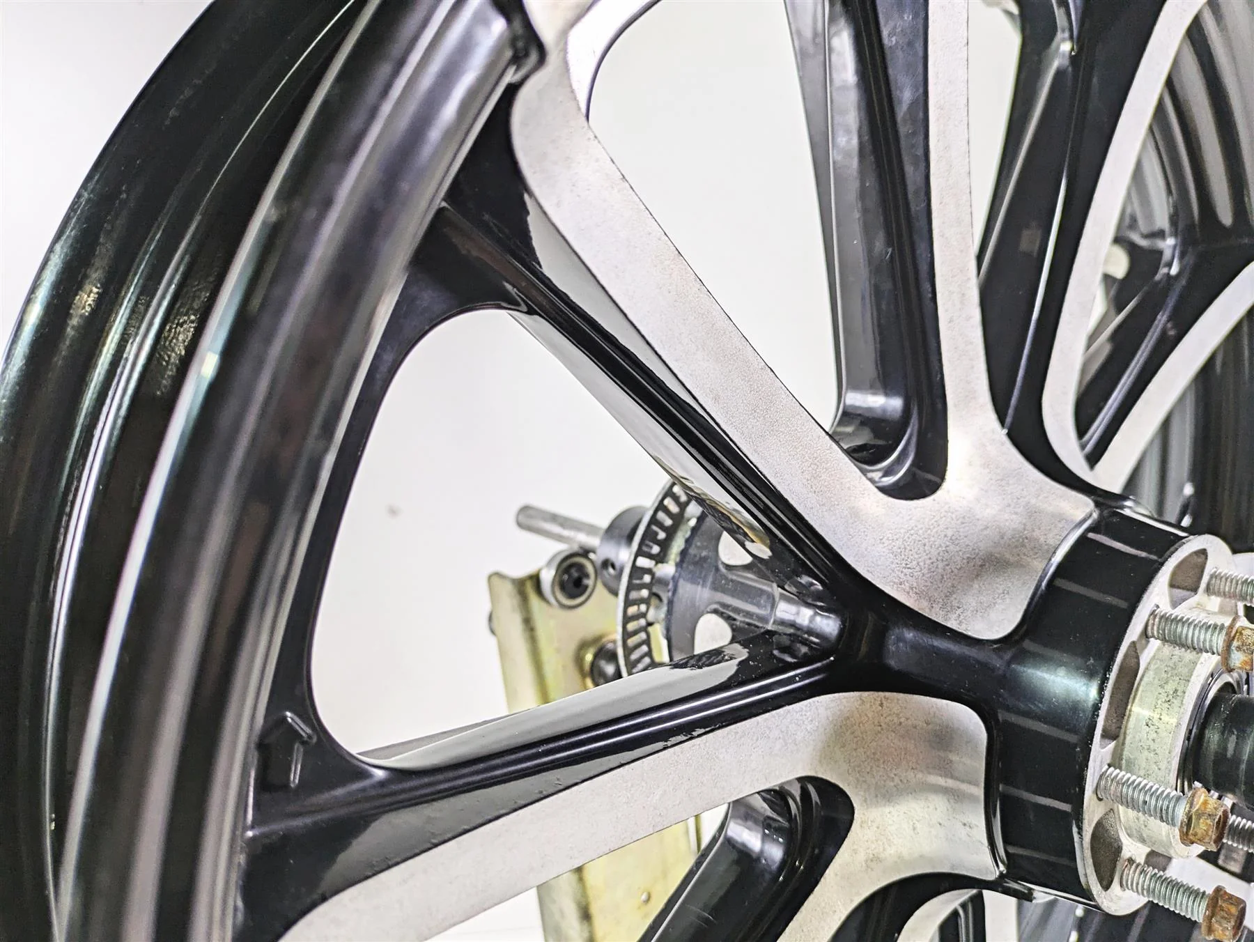 2018 Indian Chieftain Limited Straight Front Wheel Rim 19x3.5 1523059 - Image 12
