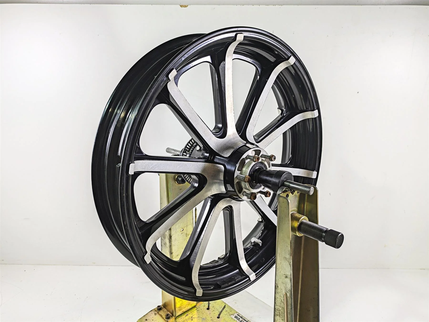 2018 Indian Chieftain Limited Straight Front Wheel Rim 19x3.5 1523059 - Image 3