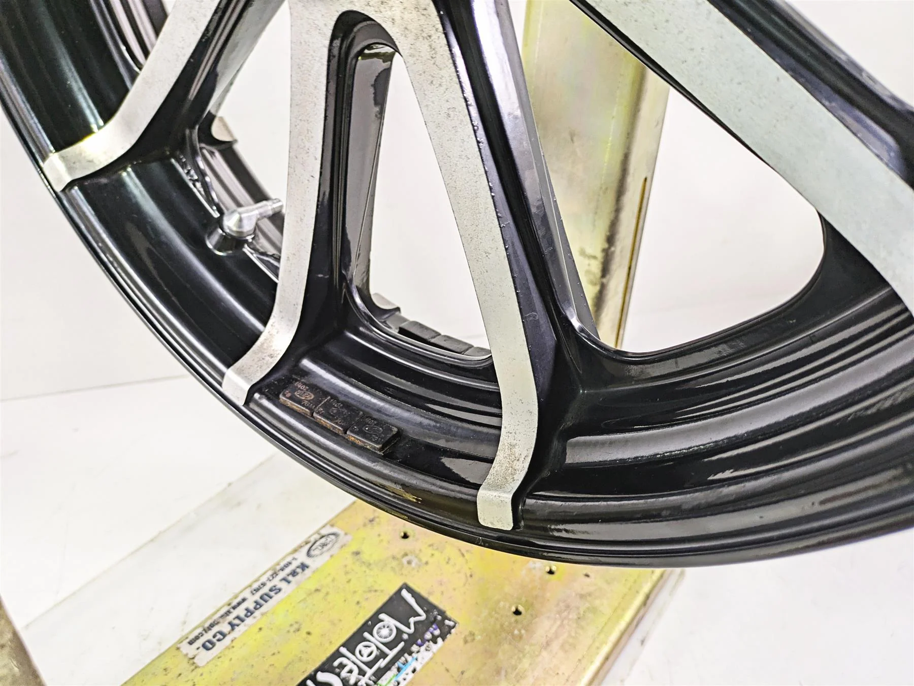 2018 Indian Chieftain Limited Straight Front Wheel Rim 19x3.5 1523059 - Image 9