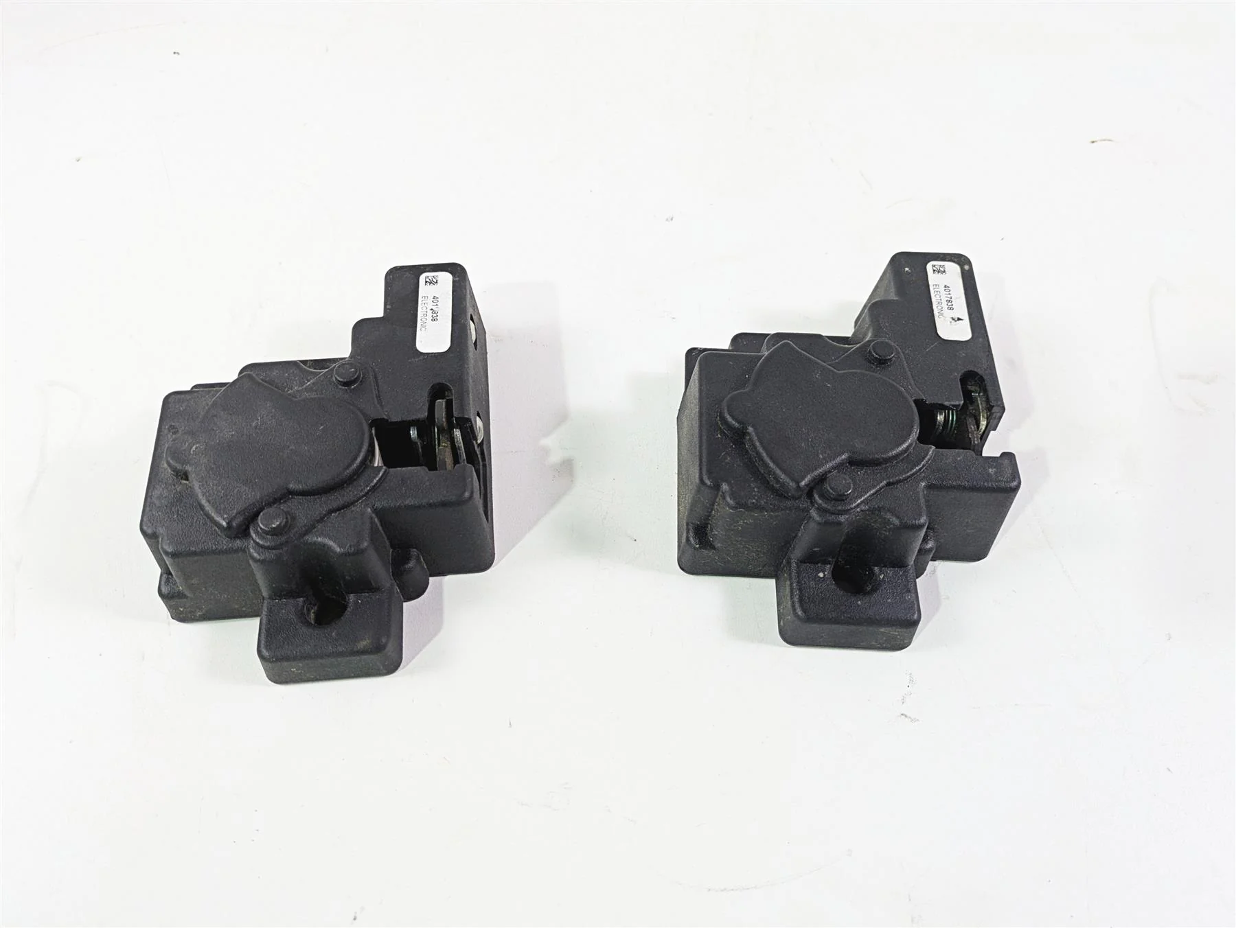 2018 Indian Springfield Dark Horse Saddlebag Lock Actuator Set 4017838 - Image 9