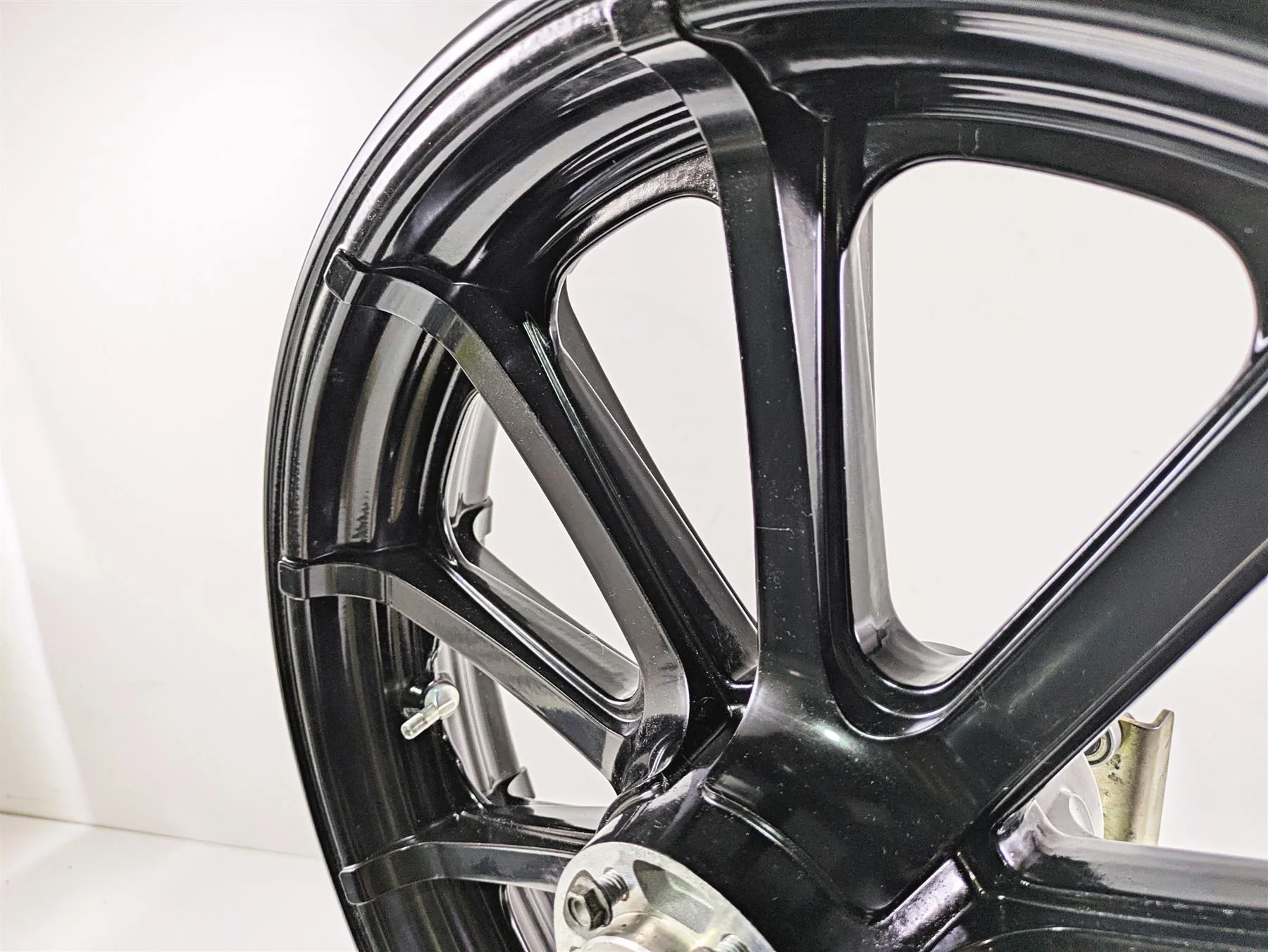 2018 Indian Springfield Dark Horse Straight 19x3.5 Front Wheel Rim 1523059 - Image 9
