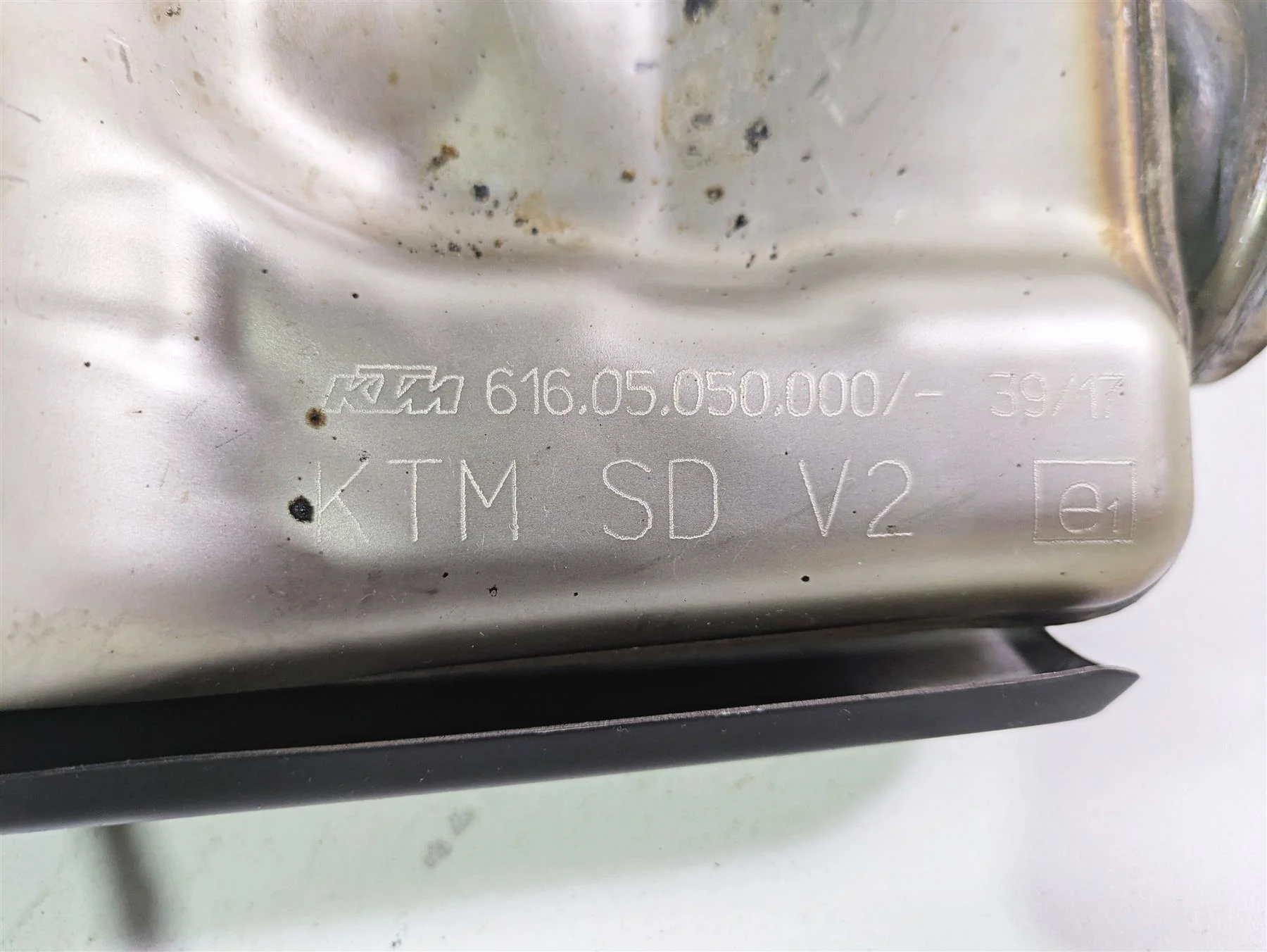 2018 KTM 1290 Super Duke R Exhaust Center Chamber Pipe & Servo 61605050000 - Image 4