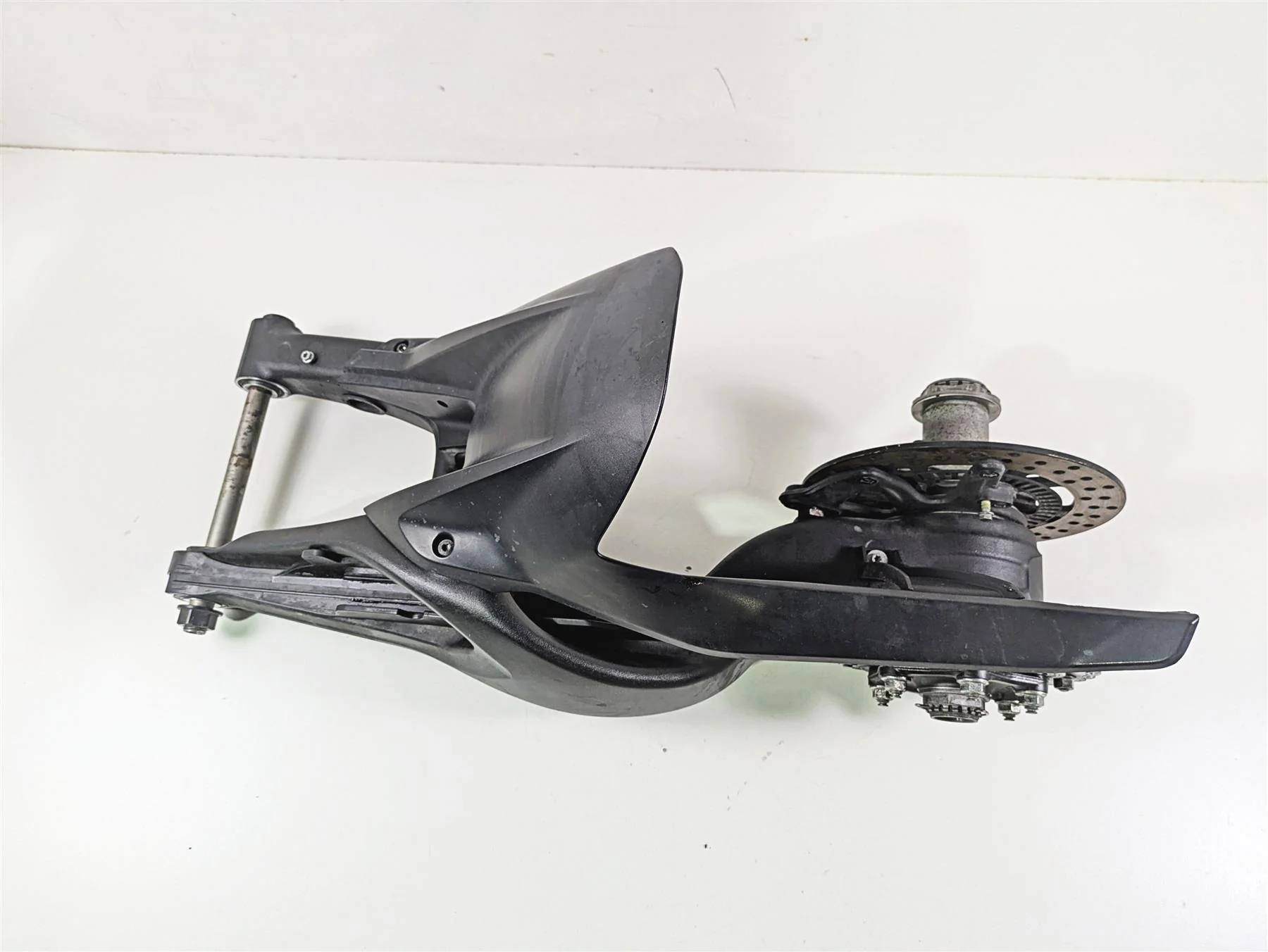 2018 KTM 1290 Super Duke R Swingarm Swing Arm & Axle 6130403004433 - Image 2