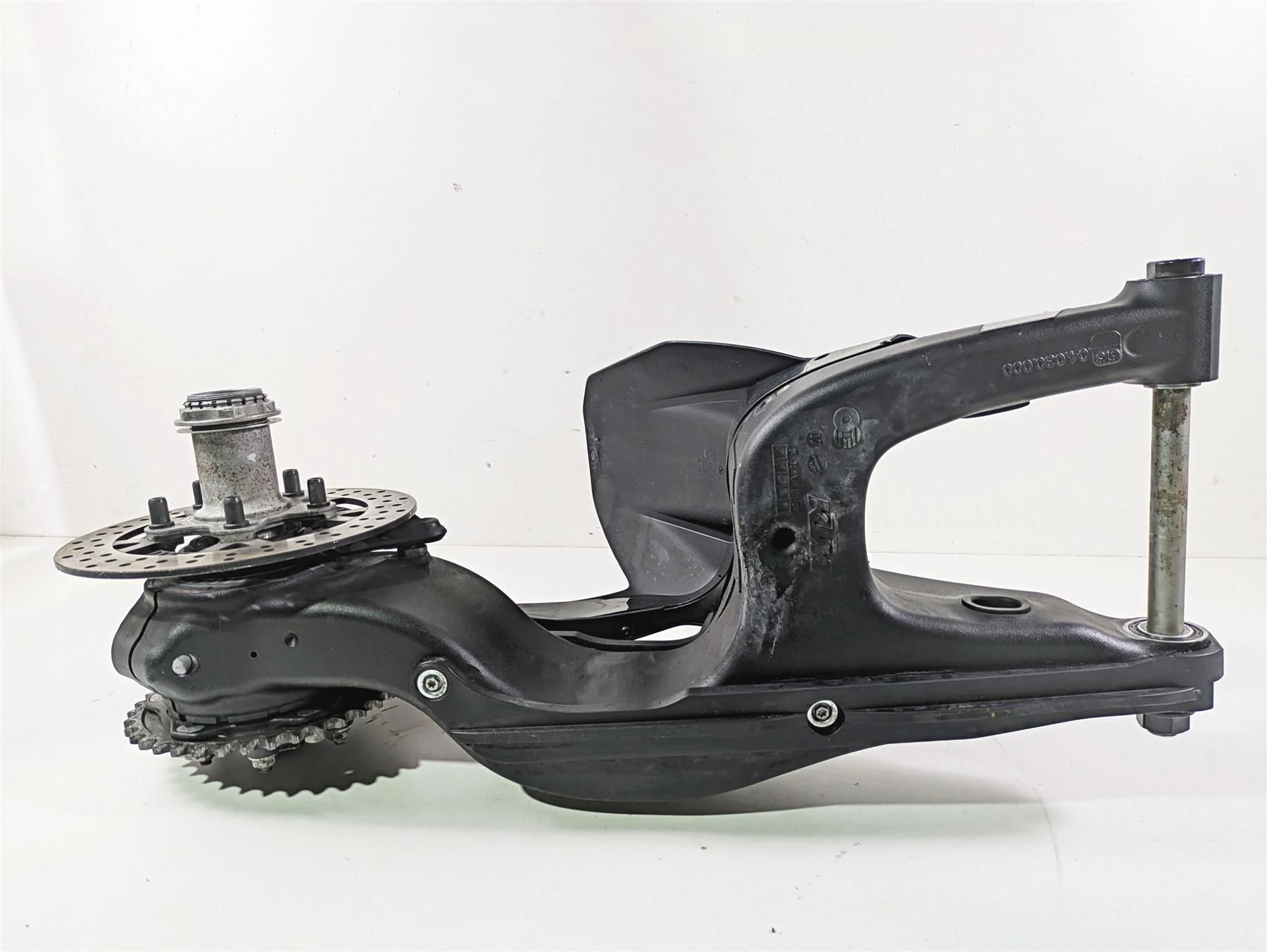 2018 KTM 1290 Super Duke R Swingarm Swing Arm & Axle 6130403004433 - Image 9