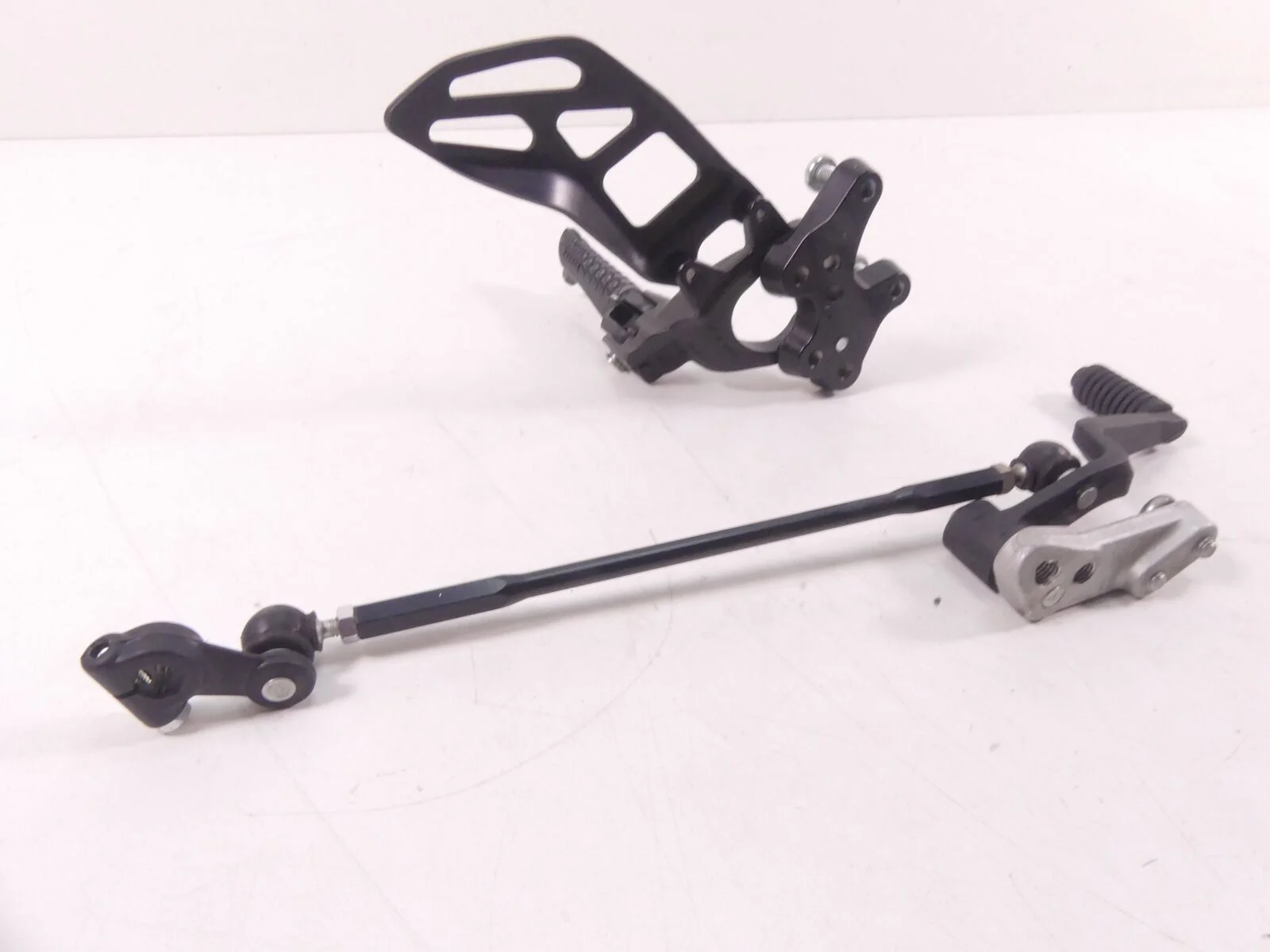 2018 Suzuki GSXR750 Left Front Driver Footpeg Gear Shift Lever Set 43521-47H20 - Image 2