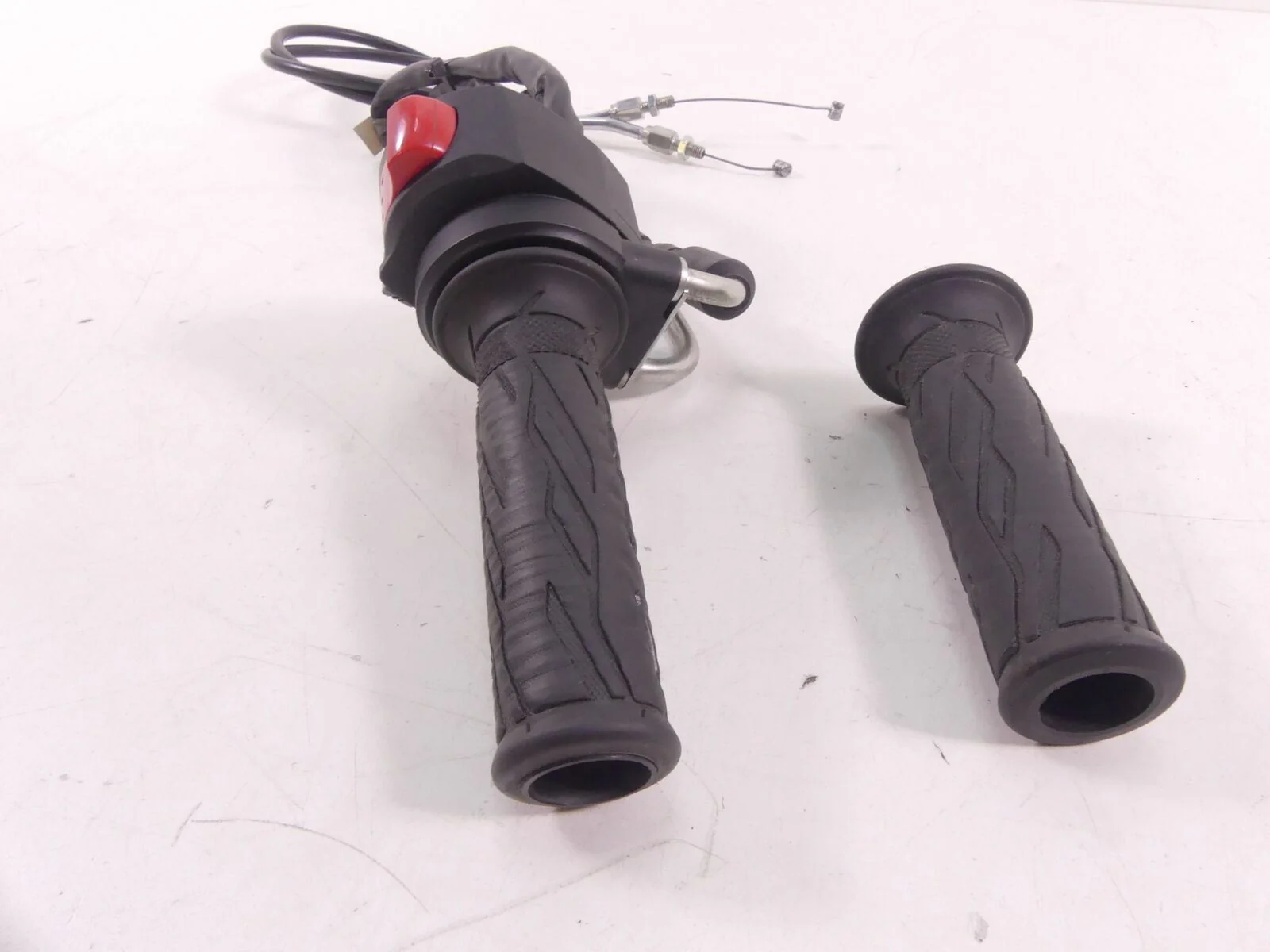 2018 Suzuki GSXR750 Right Control Switch Start Kill Throttle Grip Set 37200-47H3 - Image 2