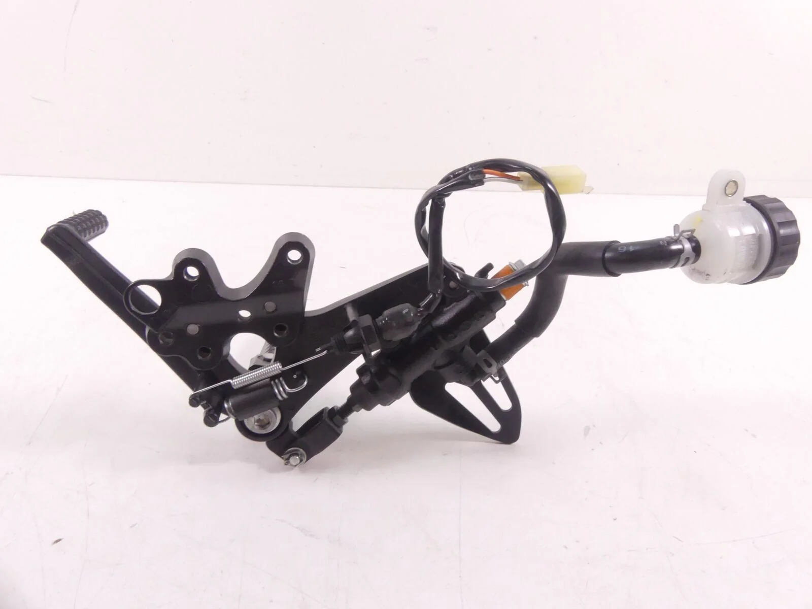 2018 Suzuki GSXR750 Right Front Driver Footpeg Brake Pedal Set 43511-14J10 - Image 2