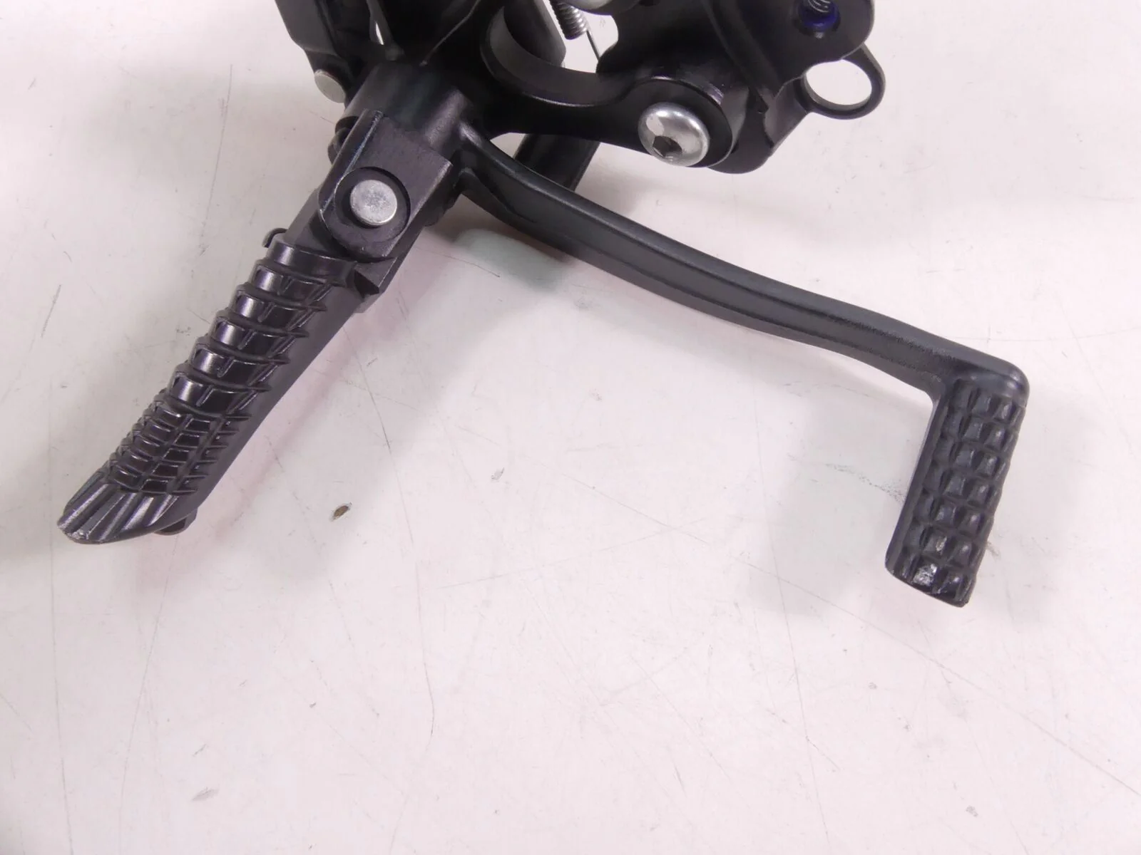 2018 Suzuki GSXR750 Right Front Driver Footpeg Brake Pedal Set 43511-14J10 - Image 5