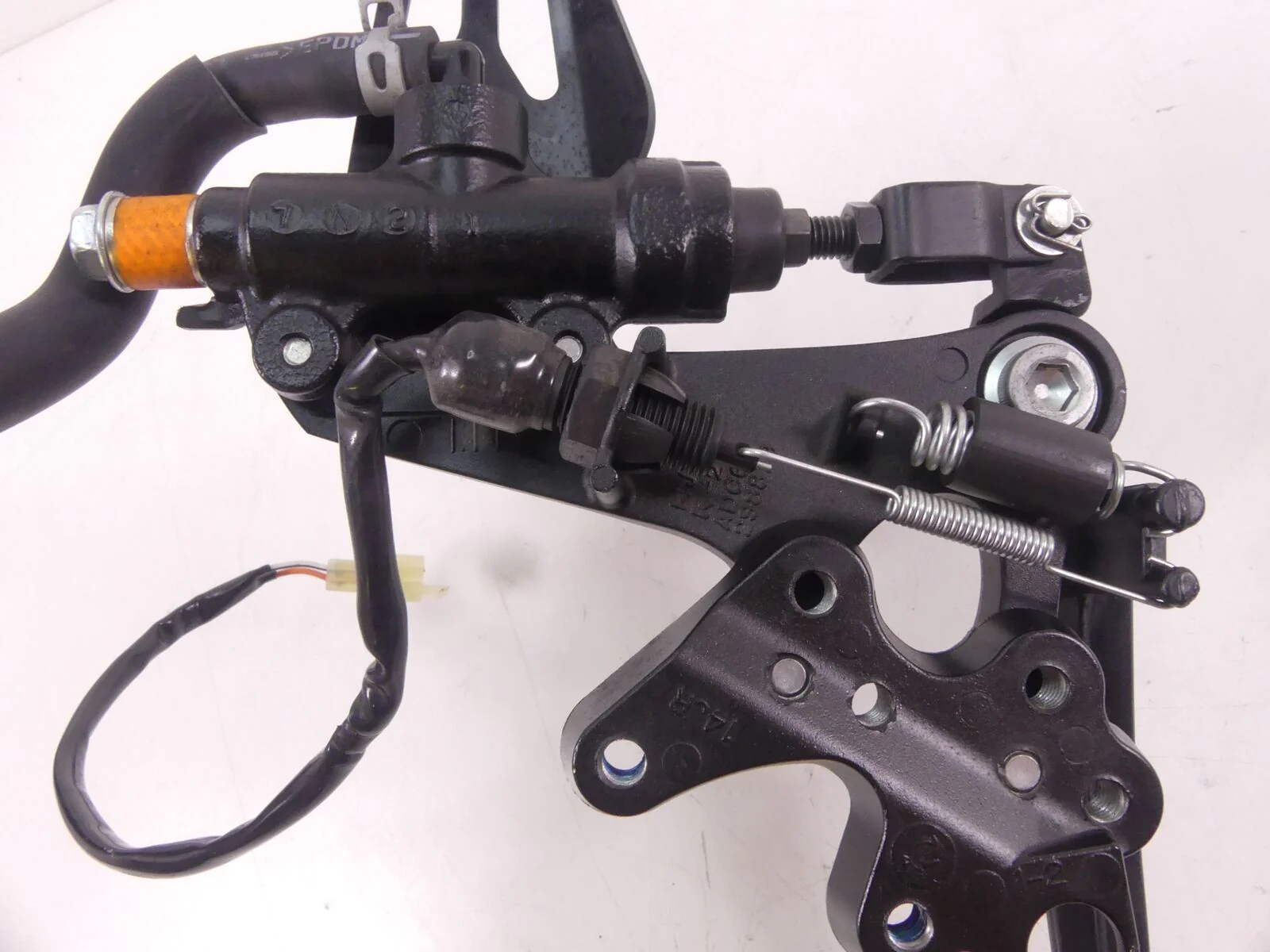 2018 Suzuki GSXR750 Right Front Driver Footpeg Brake Pedal Set 43511-14J10 - Image 9