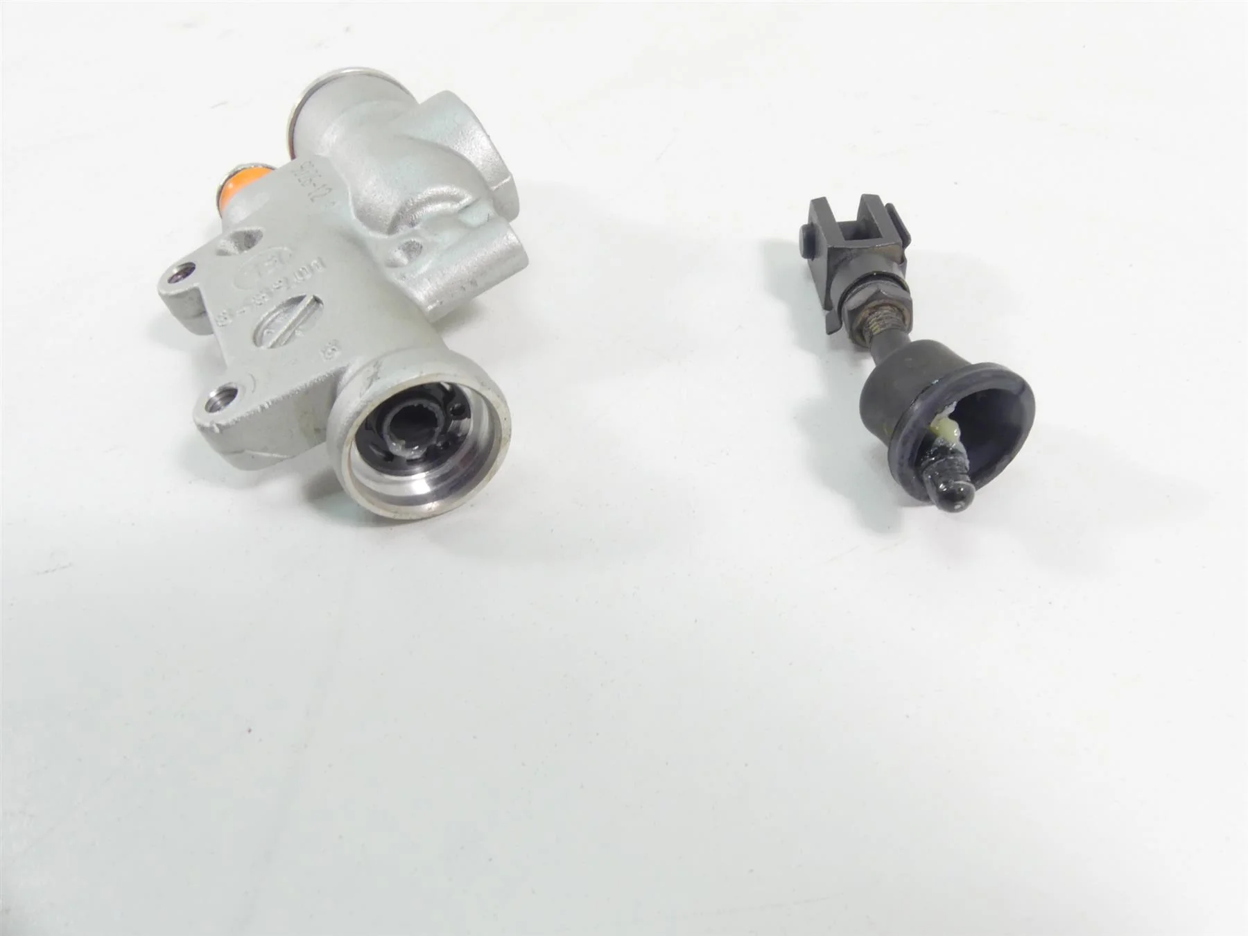 2019 Aprilia Tuono V4 RR Factory Rear Brembo Brake Master Cylinder B044586 - Image 5