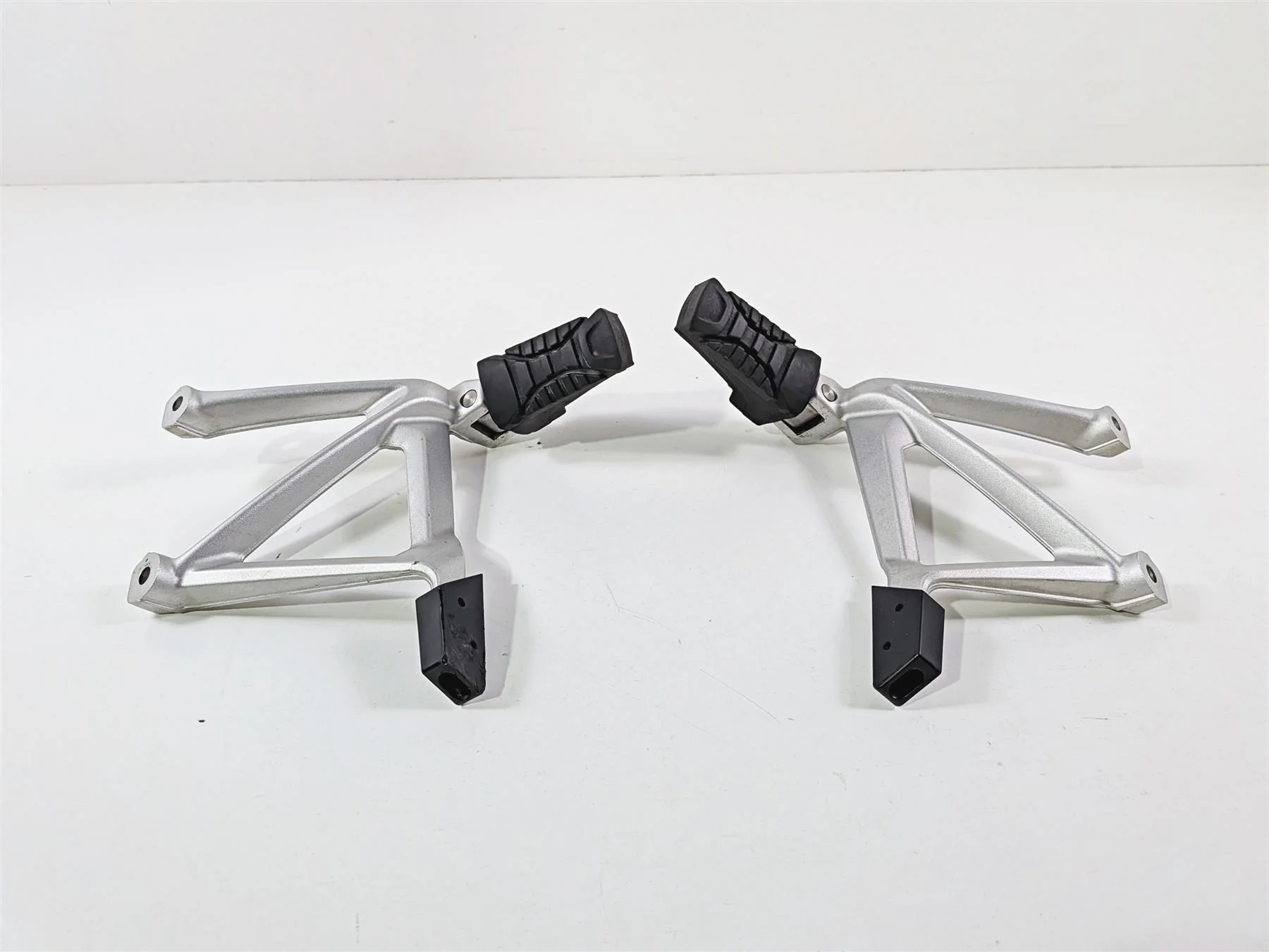 2019 BMW R1250GS K50 Rear Passenger Foot Peg Rest Set -Read 46718556264 46718556265
