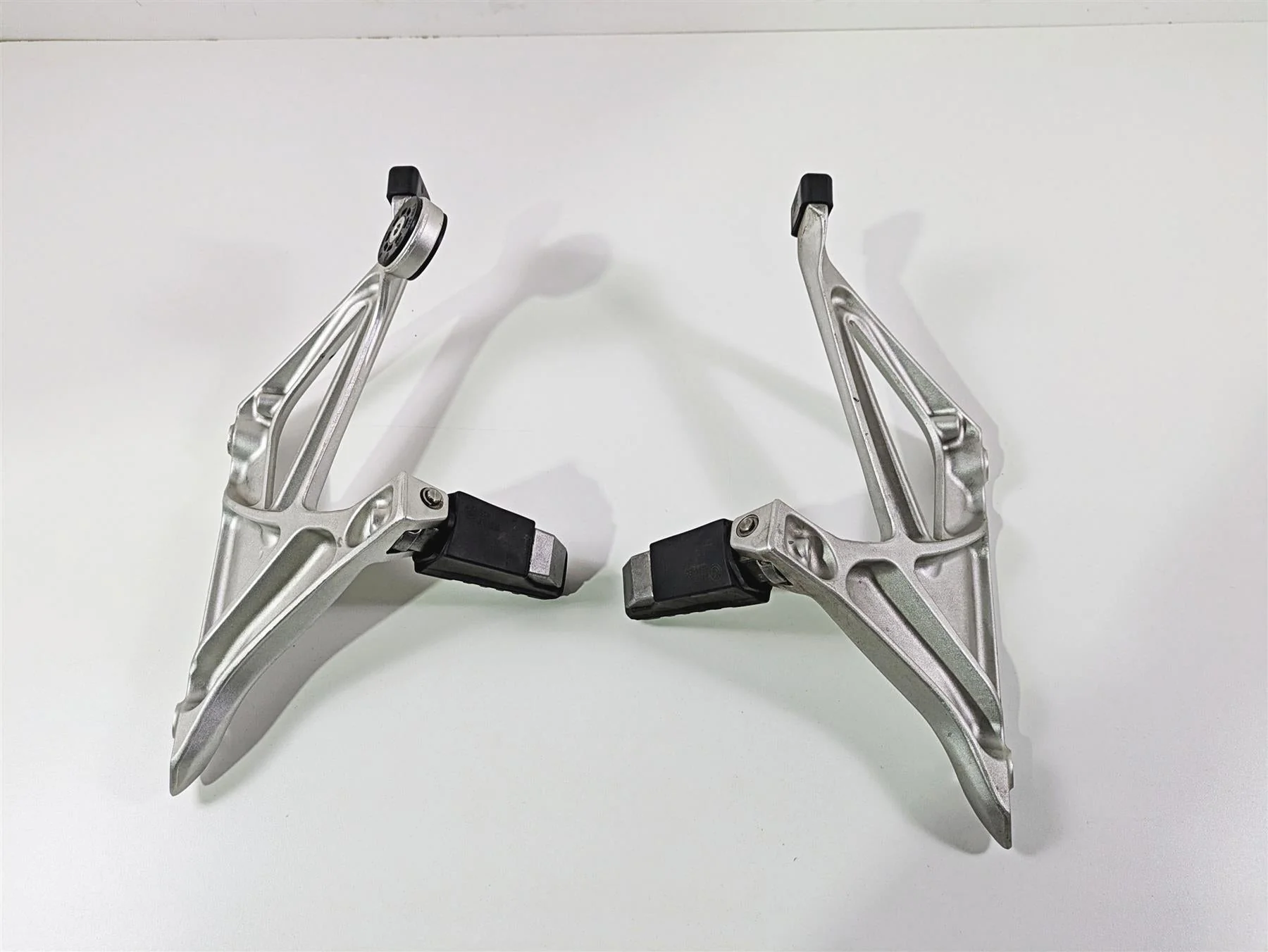 2019 BMW R1250RT K52 Rear Passenger Footpeg Set 46718534789 46718534790 - Image 10