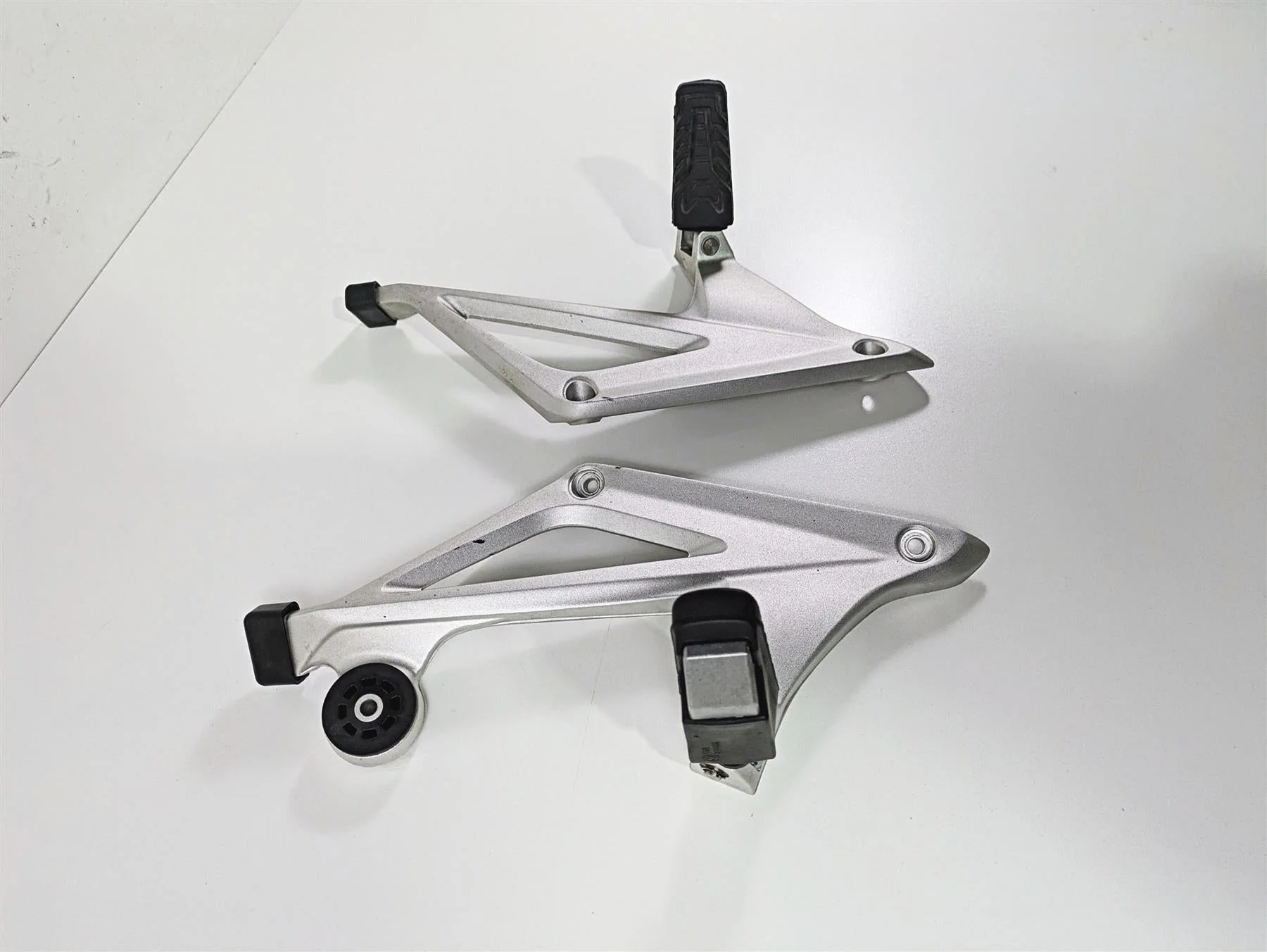 2019 BMW R1250RT K52 Rear Passenger Footpeg Set 46718534789 46718534790 - Image 2