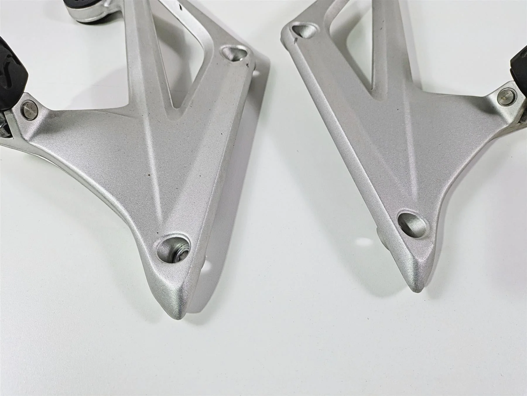 2019 BMW R1250RT K52 Rear Passenger Footpeg Set 46718534789 46718534790 - Image 9