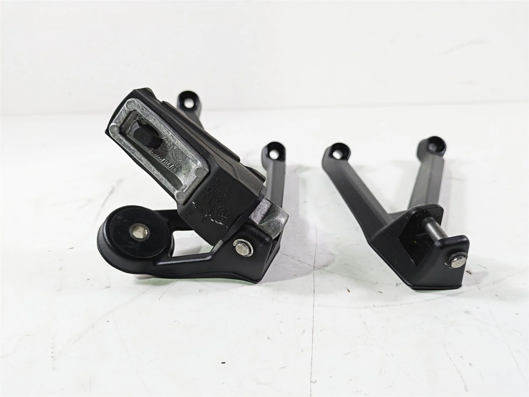 2019 BMW S1000XR K49 Rear Passenger Footpeg Set - Read 46718553845 46718553846 - Image 2