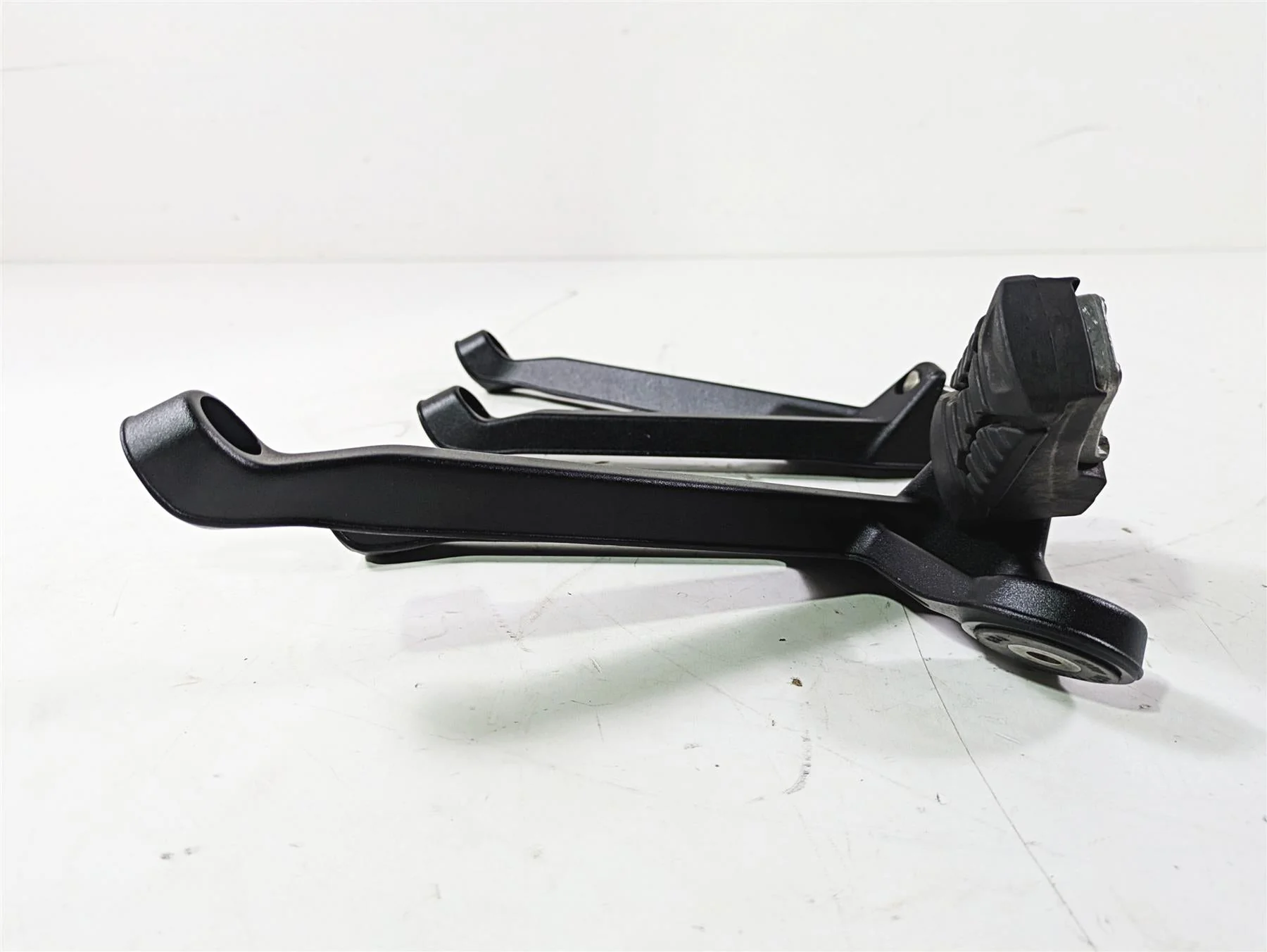2019 BMW S1000XR K49 Rear Passenger Footpeg Set - Read 46718553845 46718553846 - Image 3