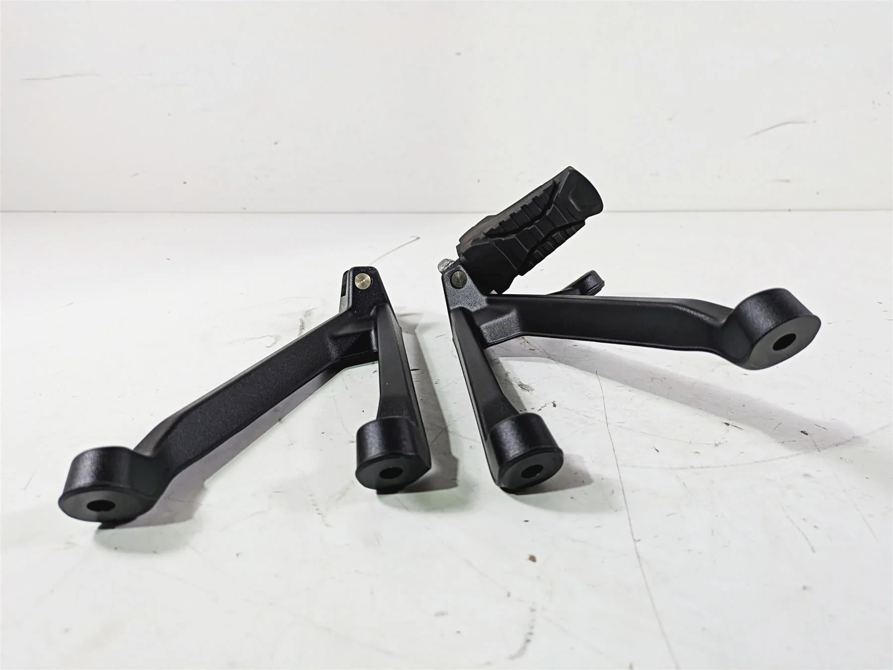 2019 BMW S1000XR K49 Rear Passenger Footpeg Set - Read 46718553845 46718553846 - Image 4