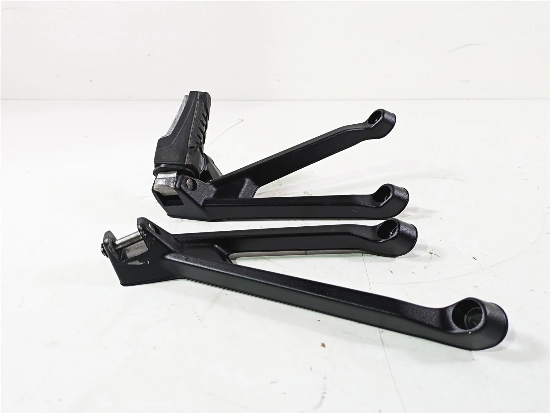 2019 BMW S1000XR K49 Rear Passenger Footpeg Set - Read 46718553845 46718553846 - Image 5