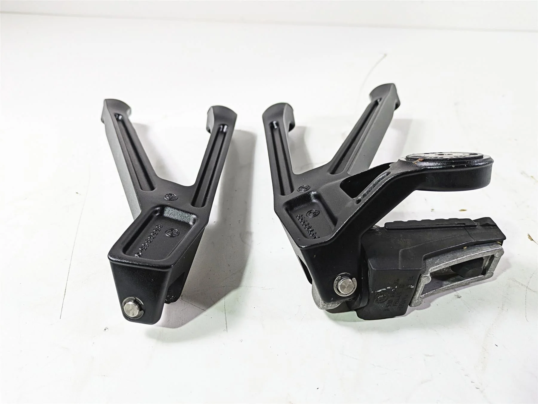 2019 BMW S1000XR K49 Rear Passenger Footpeg Set - Read 46718553845 46718553846 - Image 7