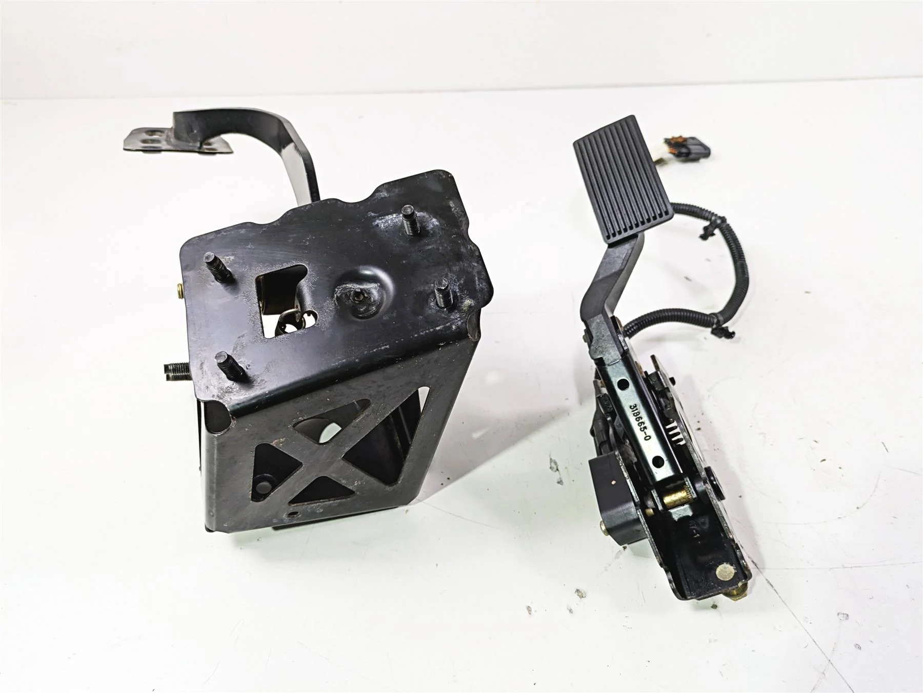 2019 Can Am Maverick X3 XRS Turbo R Foot Pedal Set & Mount 705207621 - Image 11