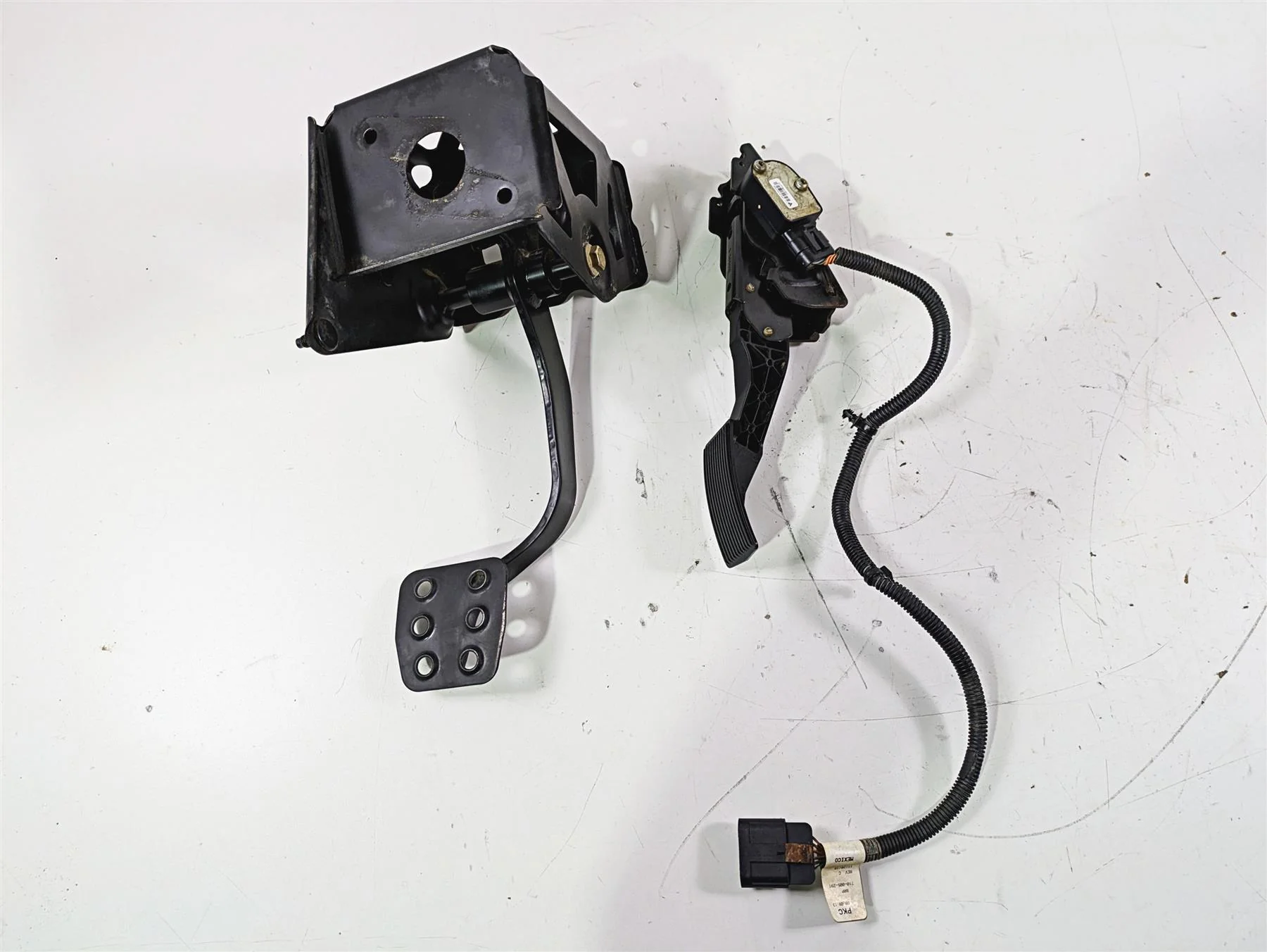 2019 Can Am Maverick X3 XRS Turbo R Foot Pedal Set & Mount 705207621 - Image 3