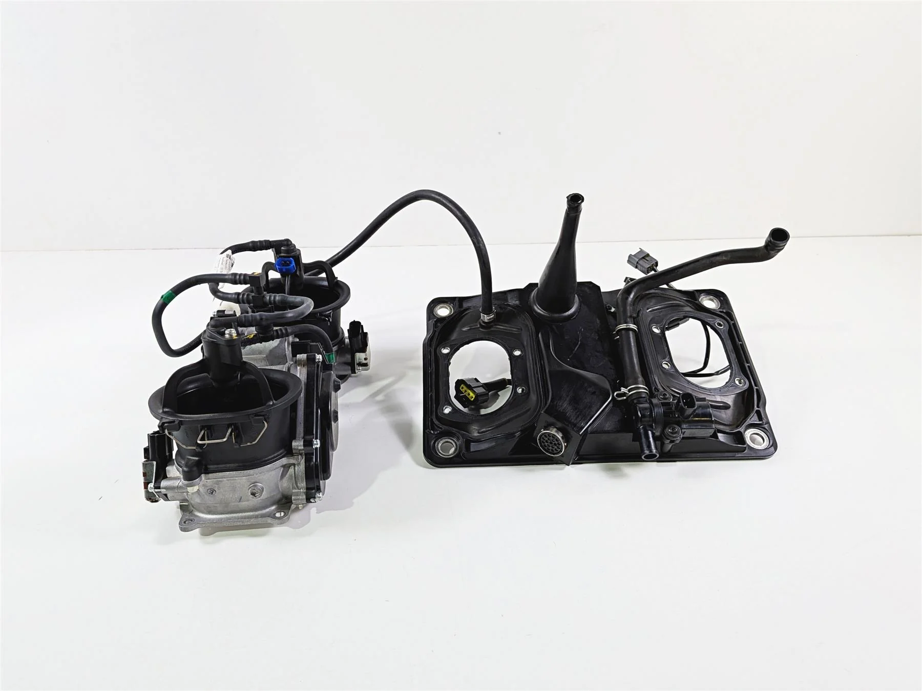 2019 Ducati 959 Panigale Mikuni Throttle Bodies + Wiring & Housing 28240921A - Image 3