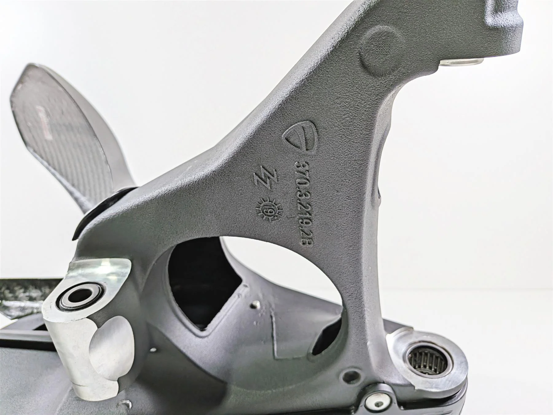 2019 Ducati Panigale V4S V4 S Corse Swingarm Rear Axle Carbon Fender 37032192B - Image 4
