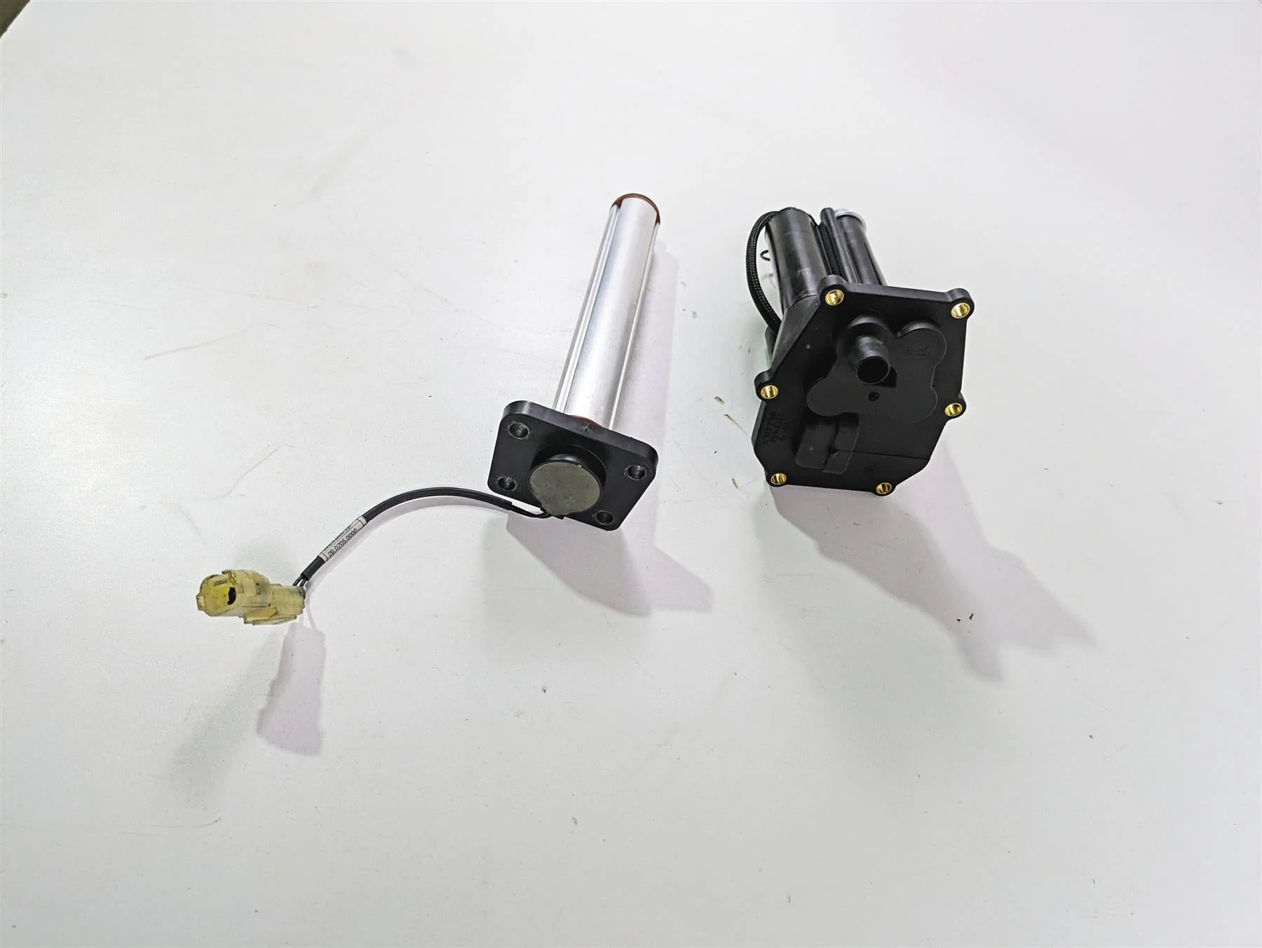 2019 Ducati Supersport 939 S Fuel Gas Pump & Level Sender 16024341A 59210251B - Image 3