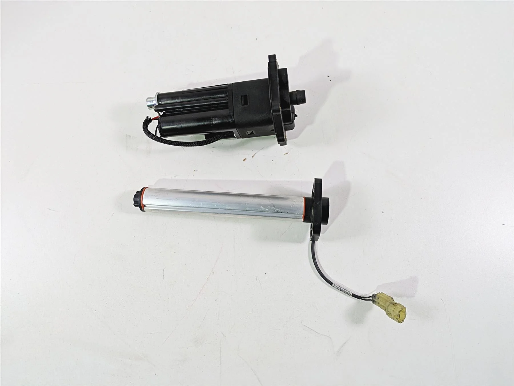 2019 Ducati Supersport 939 S Fuel Gas Pump & Level Sender 16024341A 59210251B - Image 4