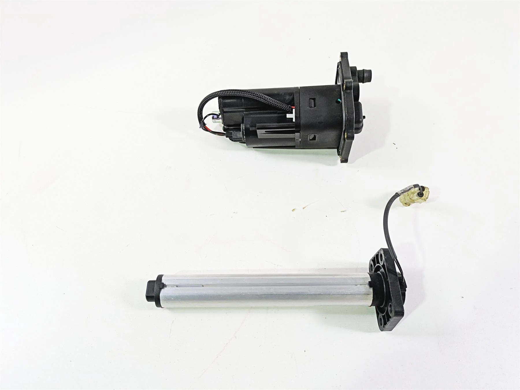 2019 Ducati Supersport 939 S Fuel Gas Pump & Level Sender 16024341A 59210251B - Image 8