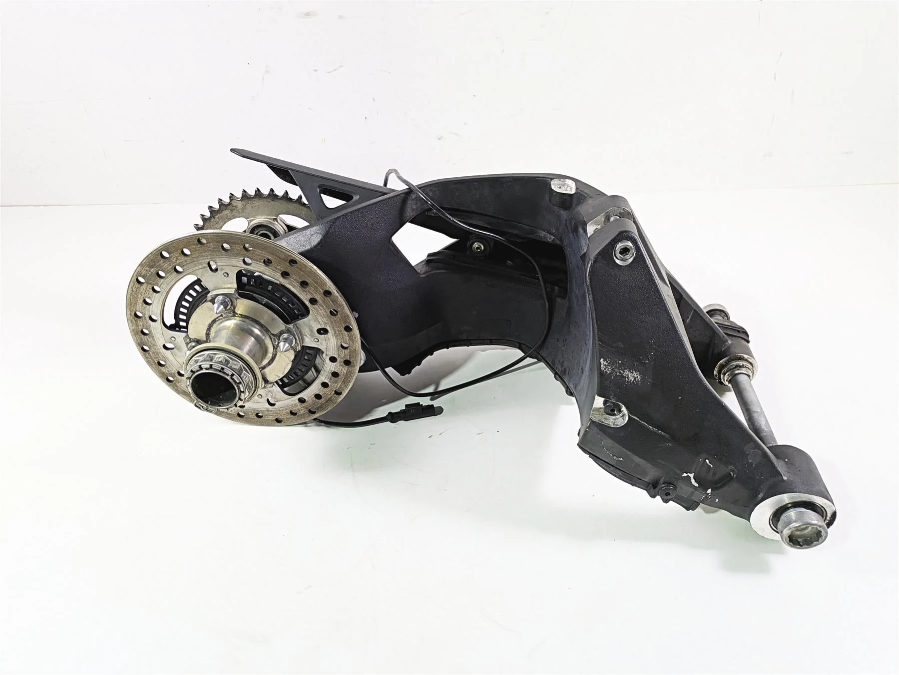 2019 Ducati Supersport 939 S Swingarm & Rear Axle SCRATCHES 37021961CB 819Z0021A