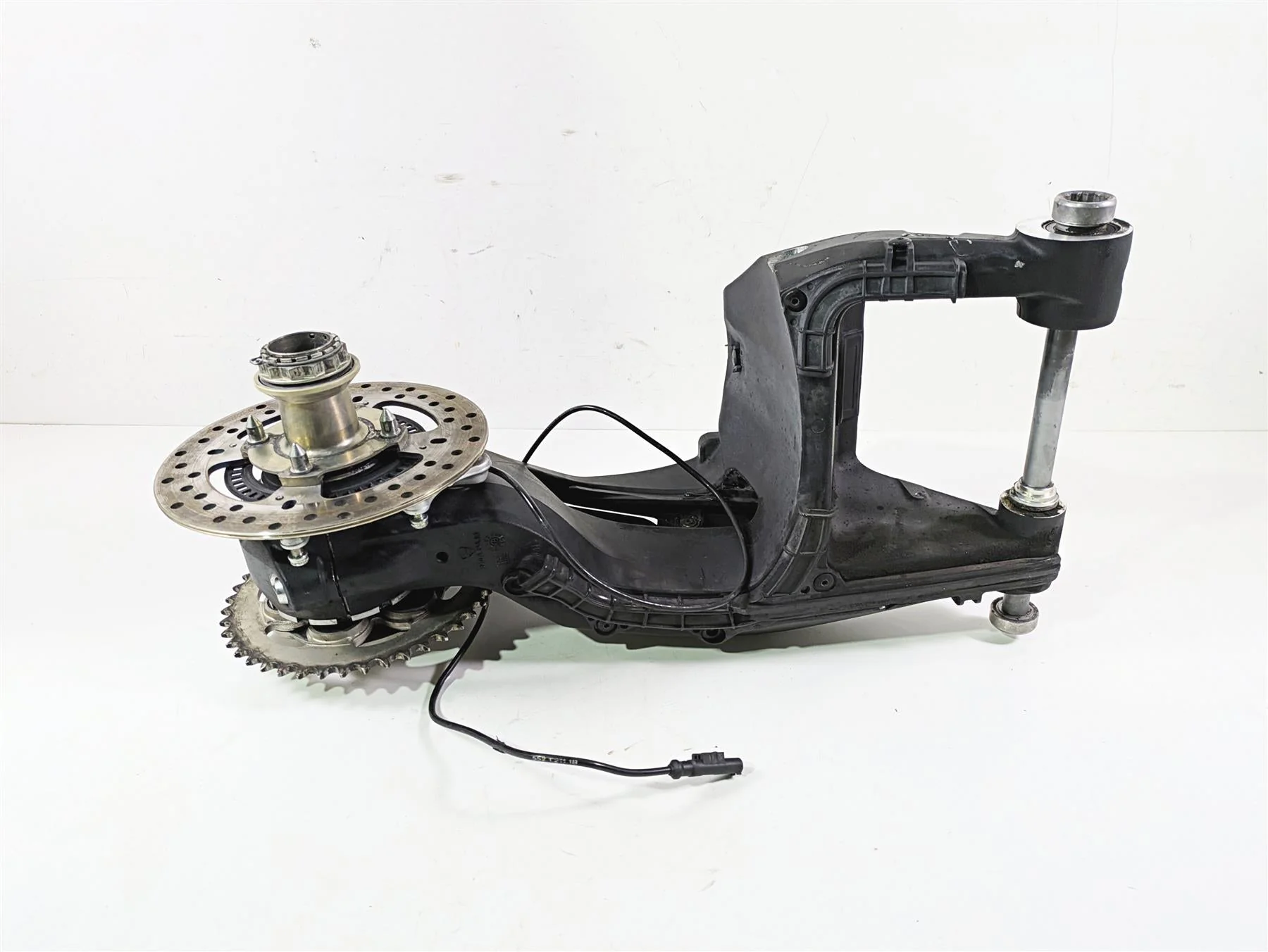 2019 Ducati Supersport 939 S Swingarm & Rear Axle SCRATCHES 37021961CB 819Z0021A - Image 12