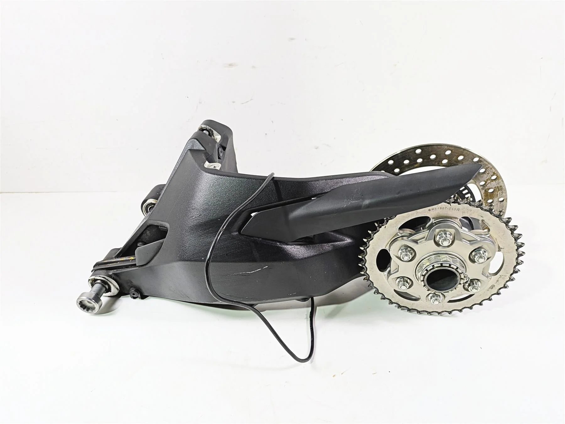 2019 Ducati Supersport 939 S Swingarm & Rear Axle SCRATCHES 37021961CB 819Z0021A - Image 4