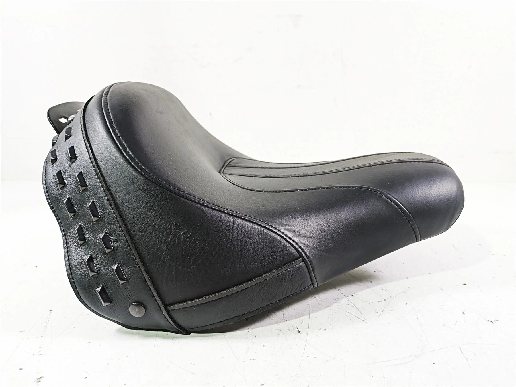 2019 Harley FLHCS Softail Heritage Front Rider Driver Seat Saddle 52000286