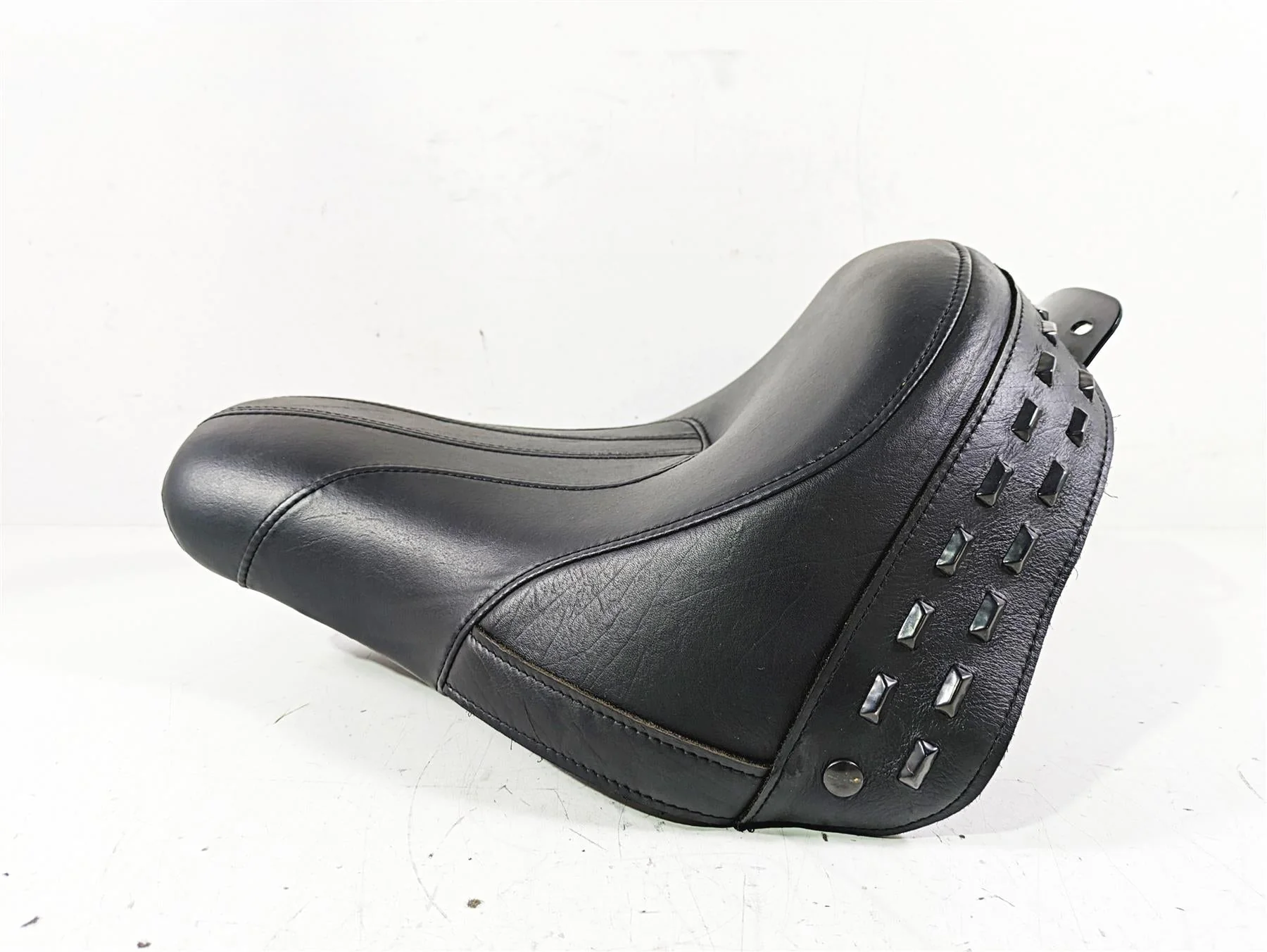 2019 Harley FLHCS Softail Heritage Front Rider Driver Seat Saddle 52000286 - Image 3