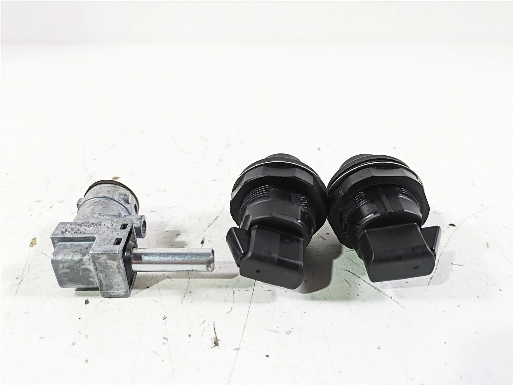 2019 Harley FLHCS Softail Heritage Keys Fork & Saddlebag Lock Set 45600056 - Image 3
