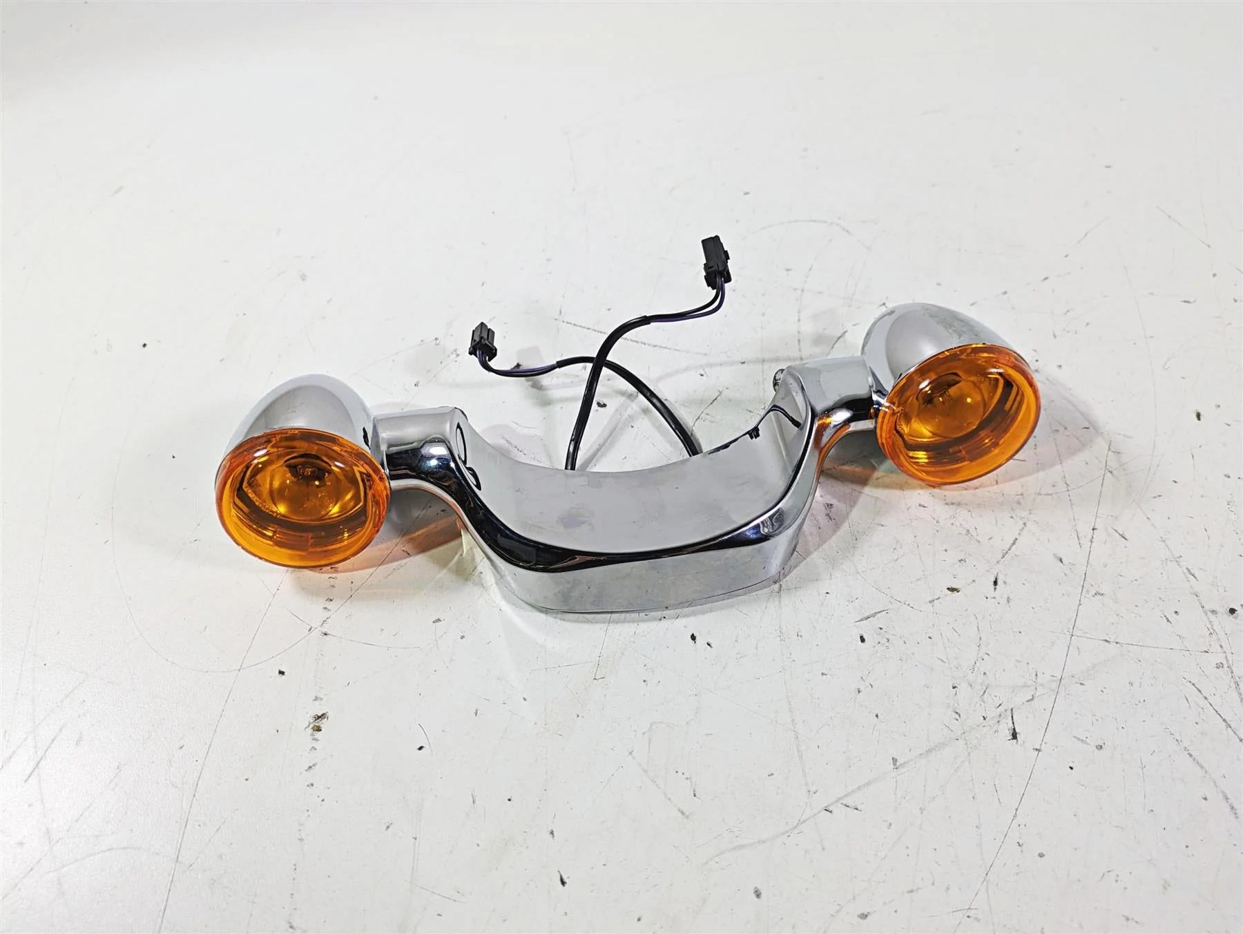 2019 Harley FLHCS Softail Heritage Rear Blinker Turn Signal Bar 68550-09 - Image 9