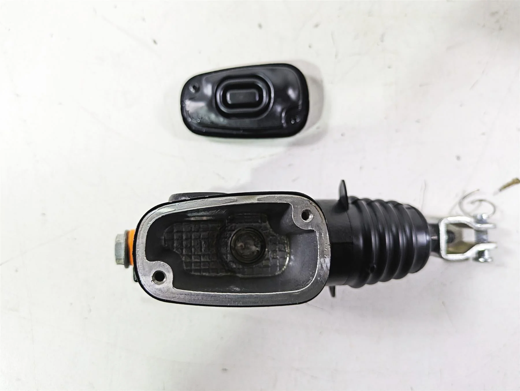 2019 Harley FLHCS Softail Heritage Rear Brake Master Cylinder 5/8" 41700460 - Image 12