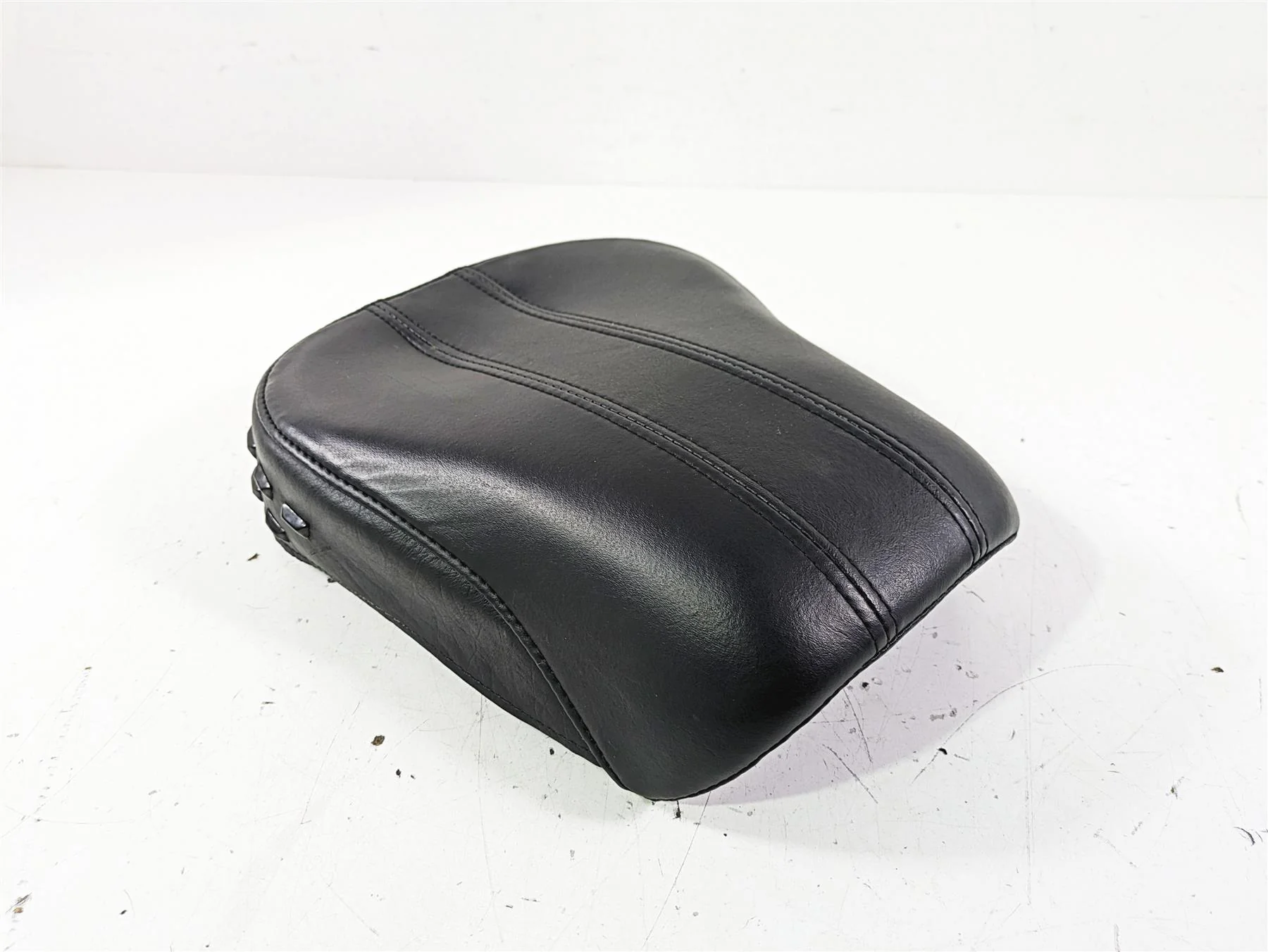 2019 Harley FLHCS Softail Heritage Rear Passenger Pillion Seat Saddle 52400148