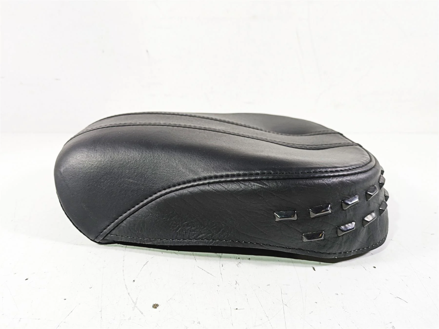 2019 Harley FLHCS Softail Heritage Rear Passenger Pillion Seat Saddle 52400148 - Image 5