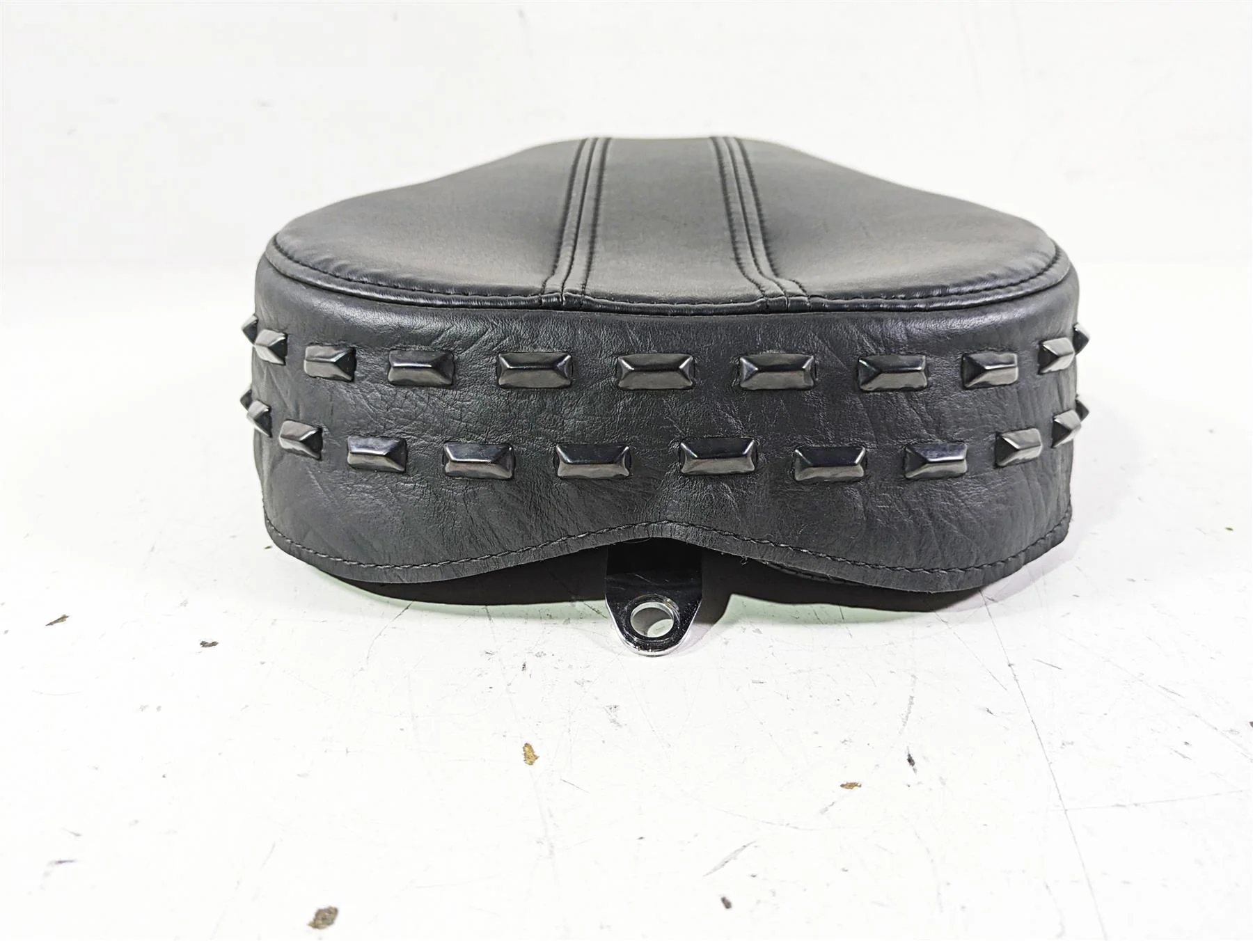 2019 Harley FLHCS Softail Heritage Rear Passenger Pillion Seat Saddle 52400148 - Image 6