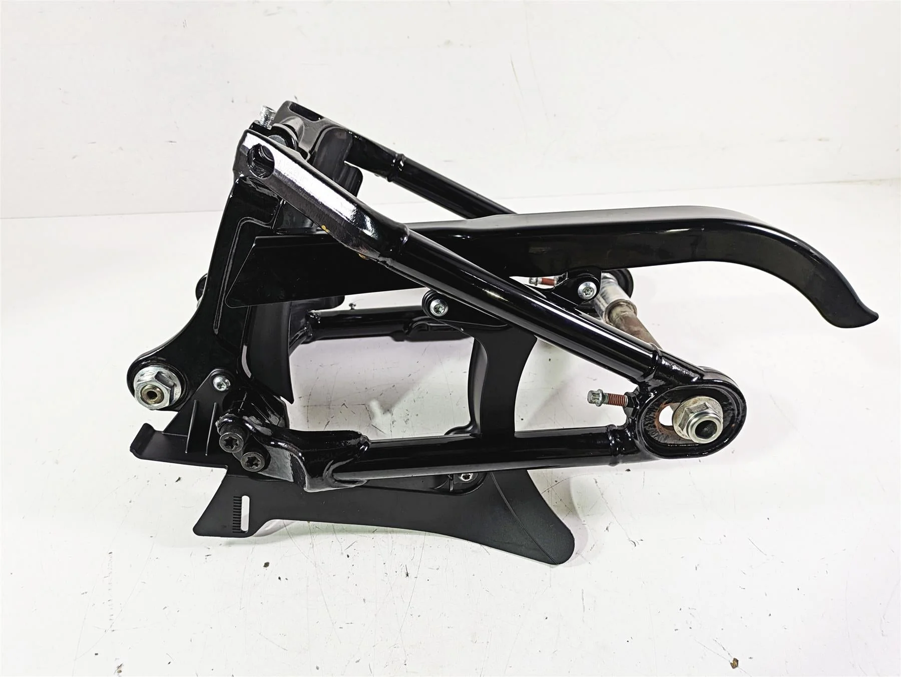 2019 Harley FLHCS Softail Heritage Rear Swingarm + Guards & Axle 47400099BHP