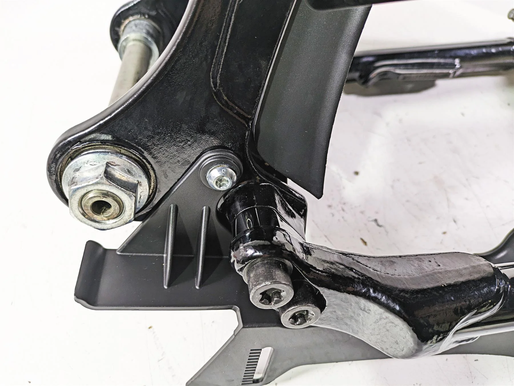 2019 Harley FLHCS Softail Heritage Rear Swingarm + Guards & Axle 47400099BHP - Image 6