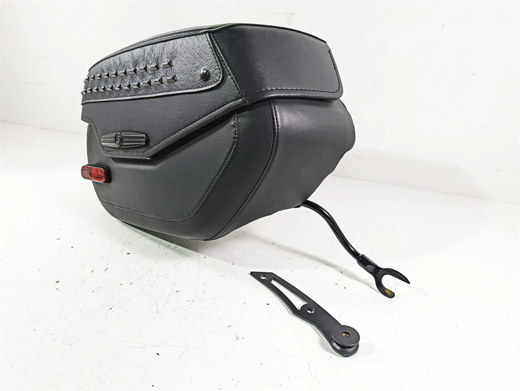 2019 Harley FLHCS Softail Heritage Right Saddle Bag Saddlebag 90201436 - Image 11