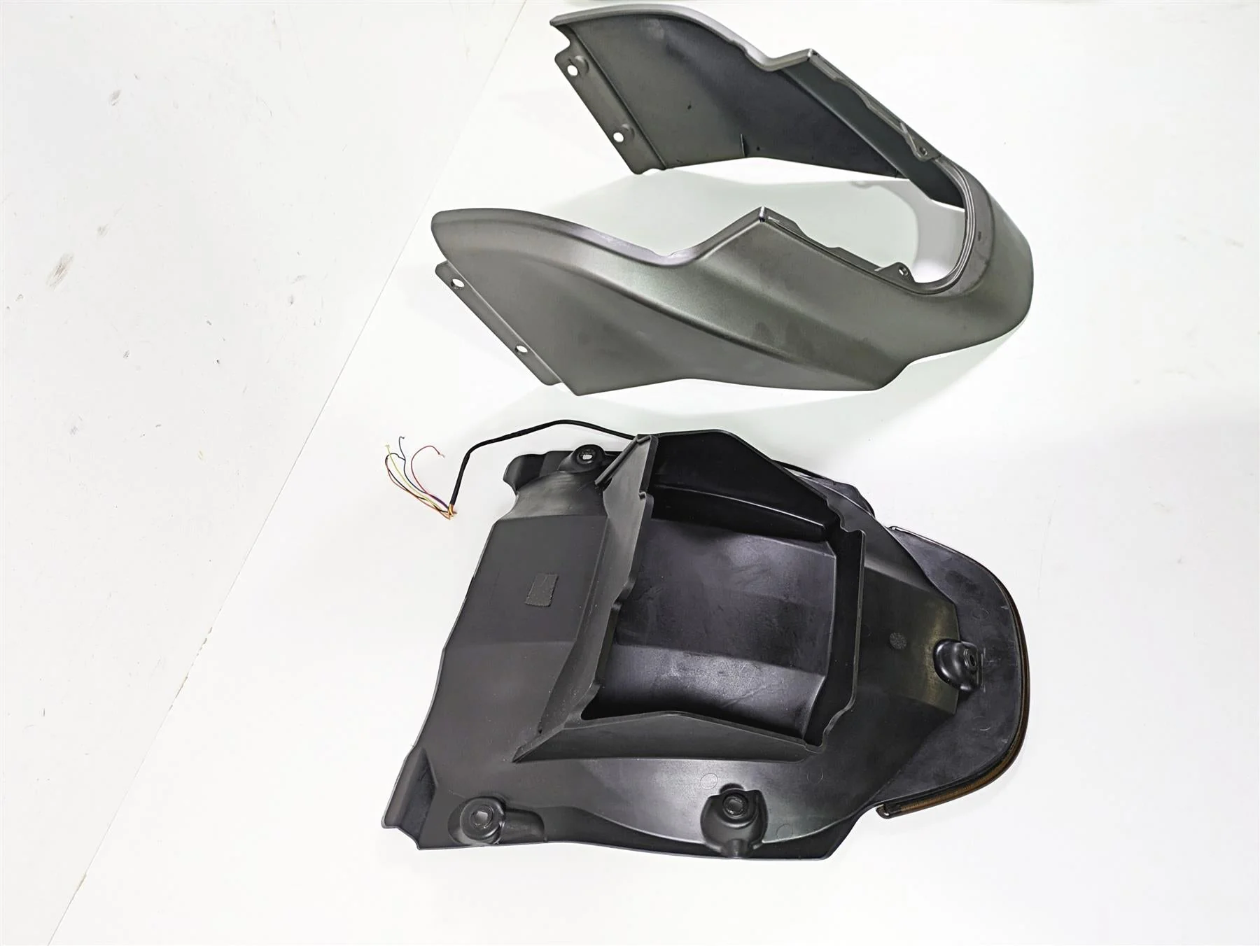 2019 Harley Softail FXDR 114 Rear Subframe Cover Fender Taillight Set 59500730 - Image 12