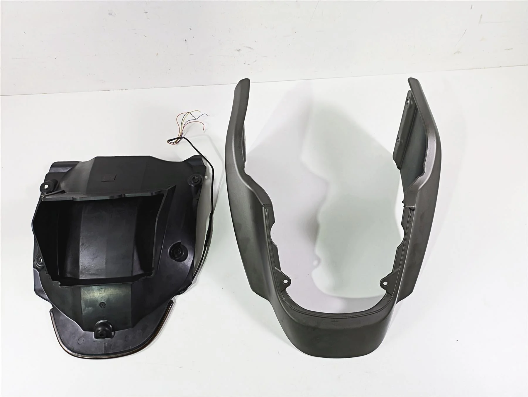 2019 Harley Softail FXDR 114 Rear Subframe Cover Fender Taillight Set 59500730 - Image 2