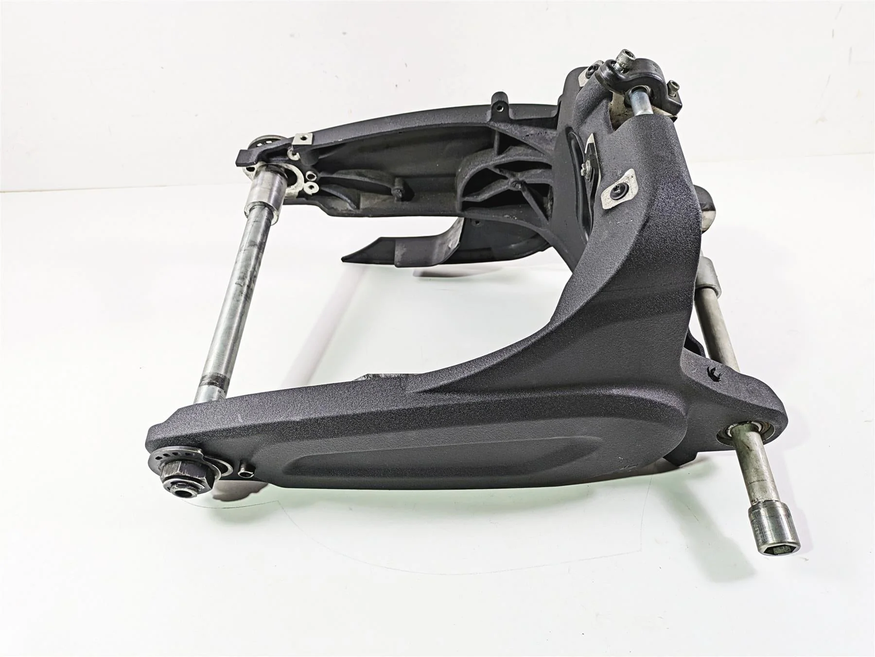2019 Harley Softail FXDR 114 Rear Swing Arm Swingarm & Axle Set 47400114 - Image 3