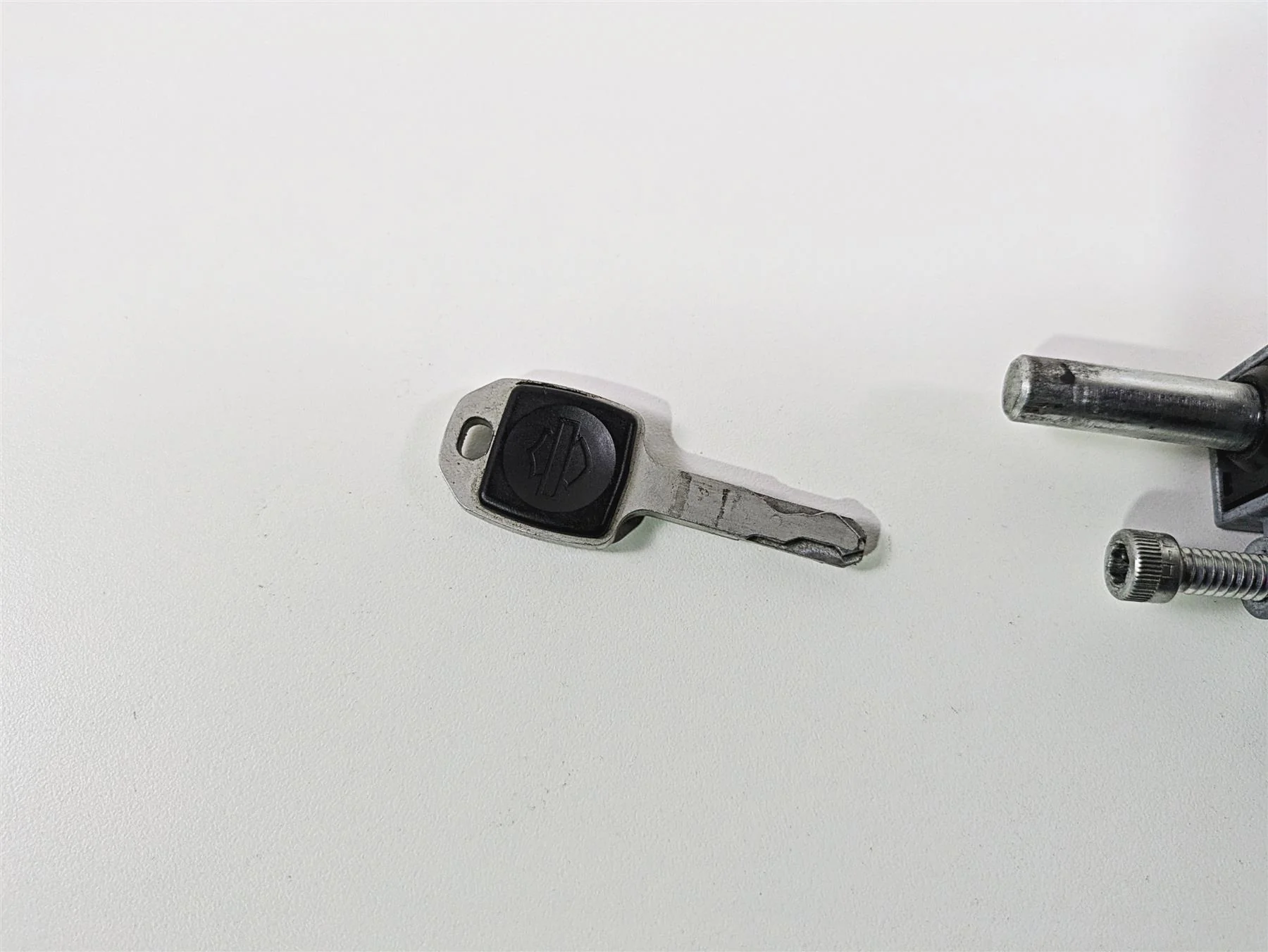 2019 Harley Softail FXDR 114 Steering Fork Lock & Key Set 45600049 - Image 10