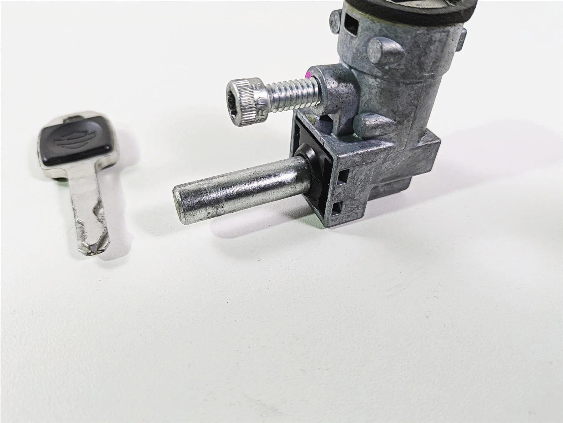 2019 Harley Softail FXDR 114 Steering Fork Lock & Key Set 45600049 - Image 3